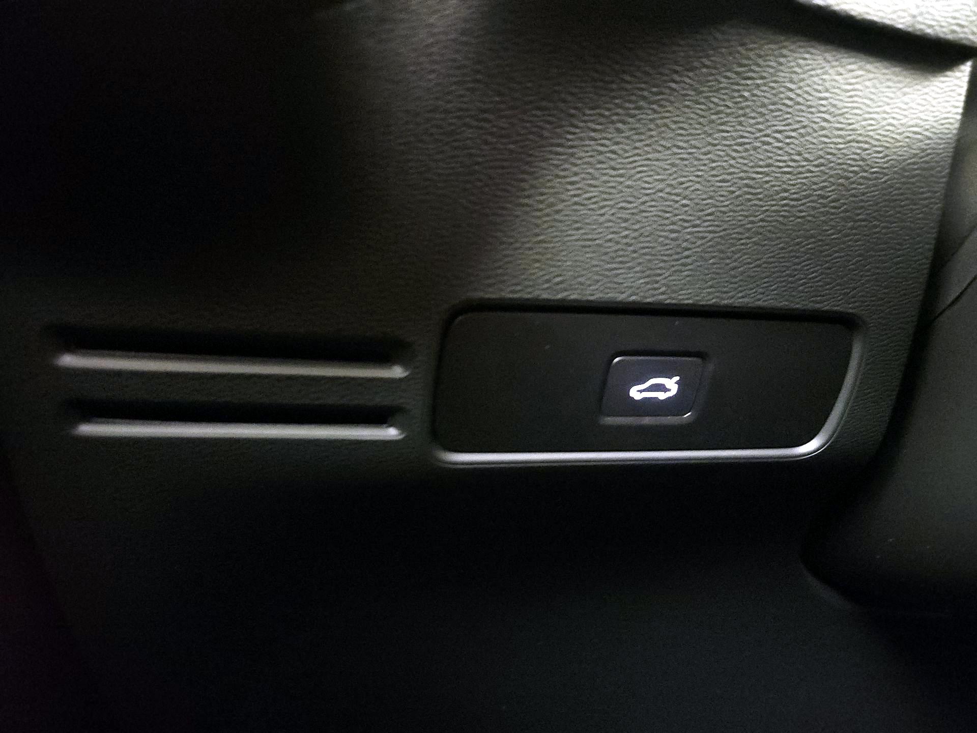 Thumbnail: 2025 Volvo XC40 - 11