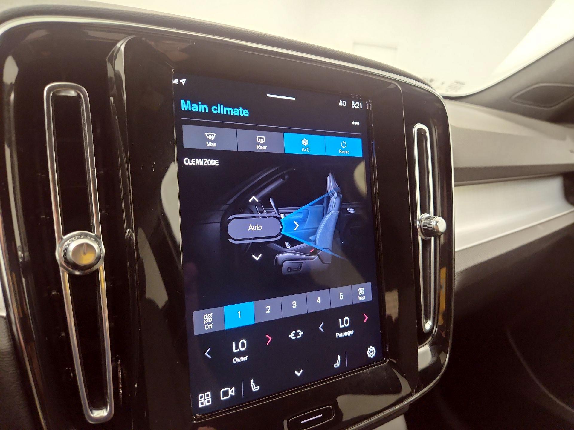 Thumbnail: 2025 Volvo XC40 - 14