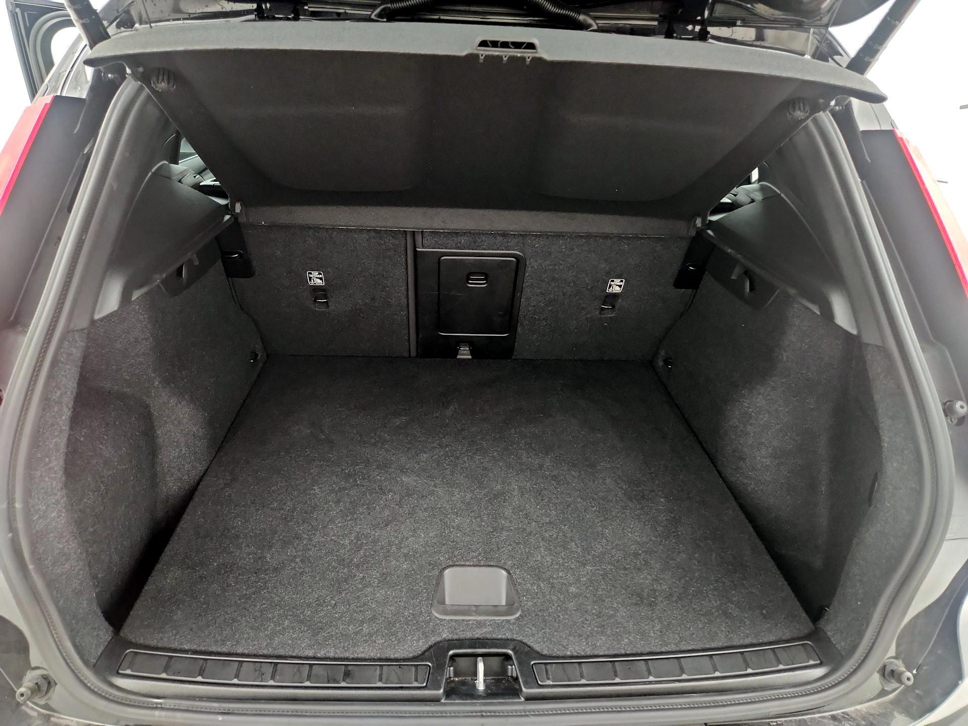 Thumbnail: 2025 Volvo XC40 - 17