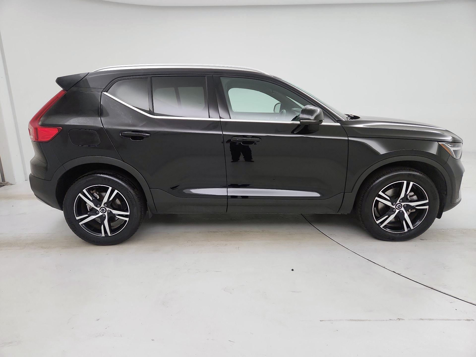Thumbnail: 2025 Volvo XC40 - 4
