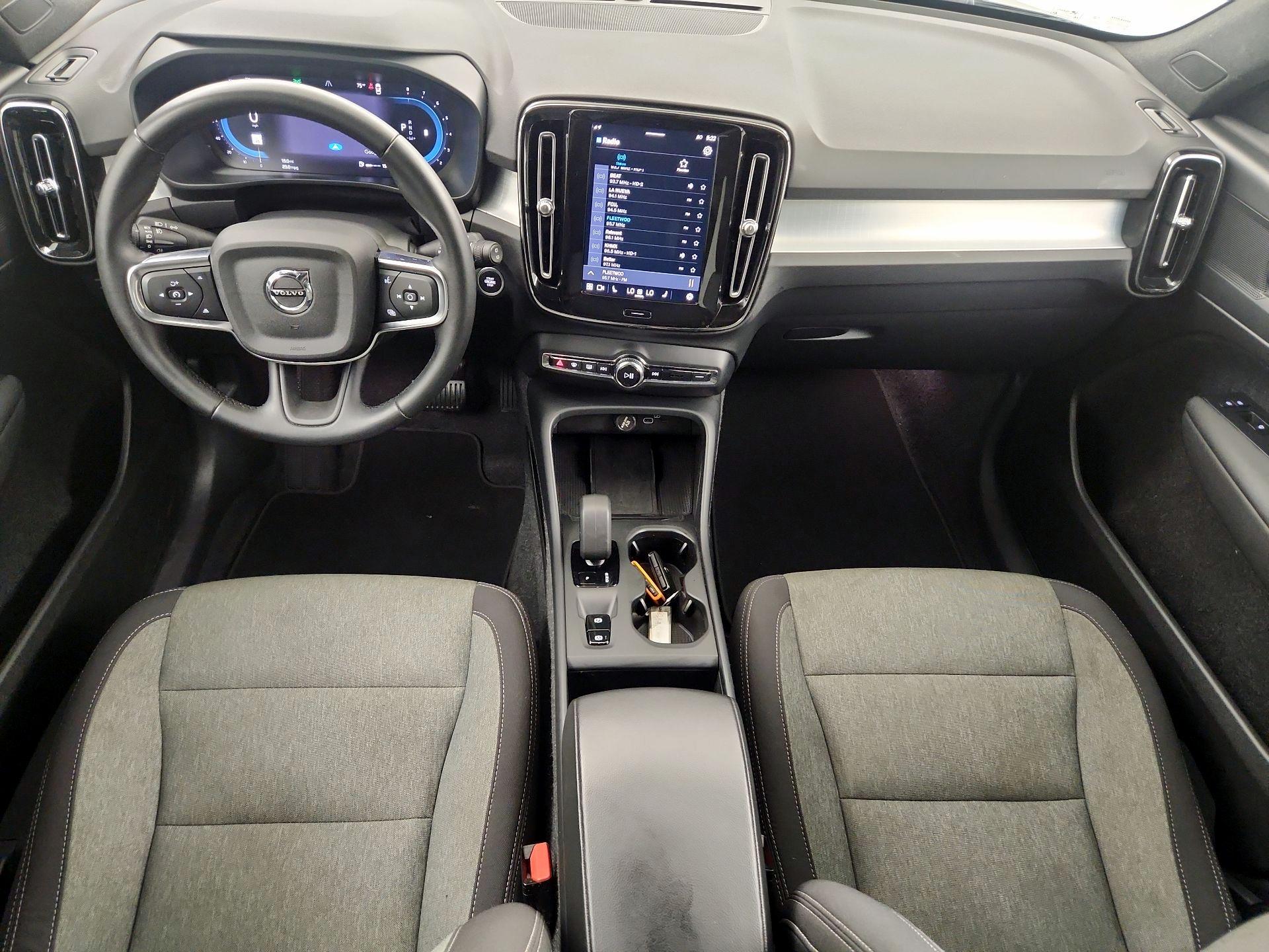 Thumbnail: 2025 Volvo XC40 - 8