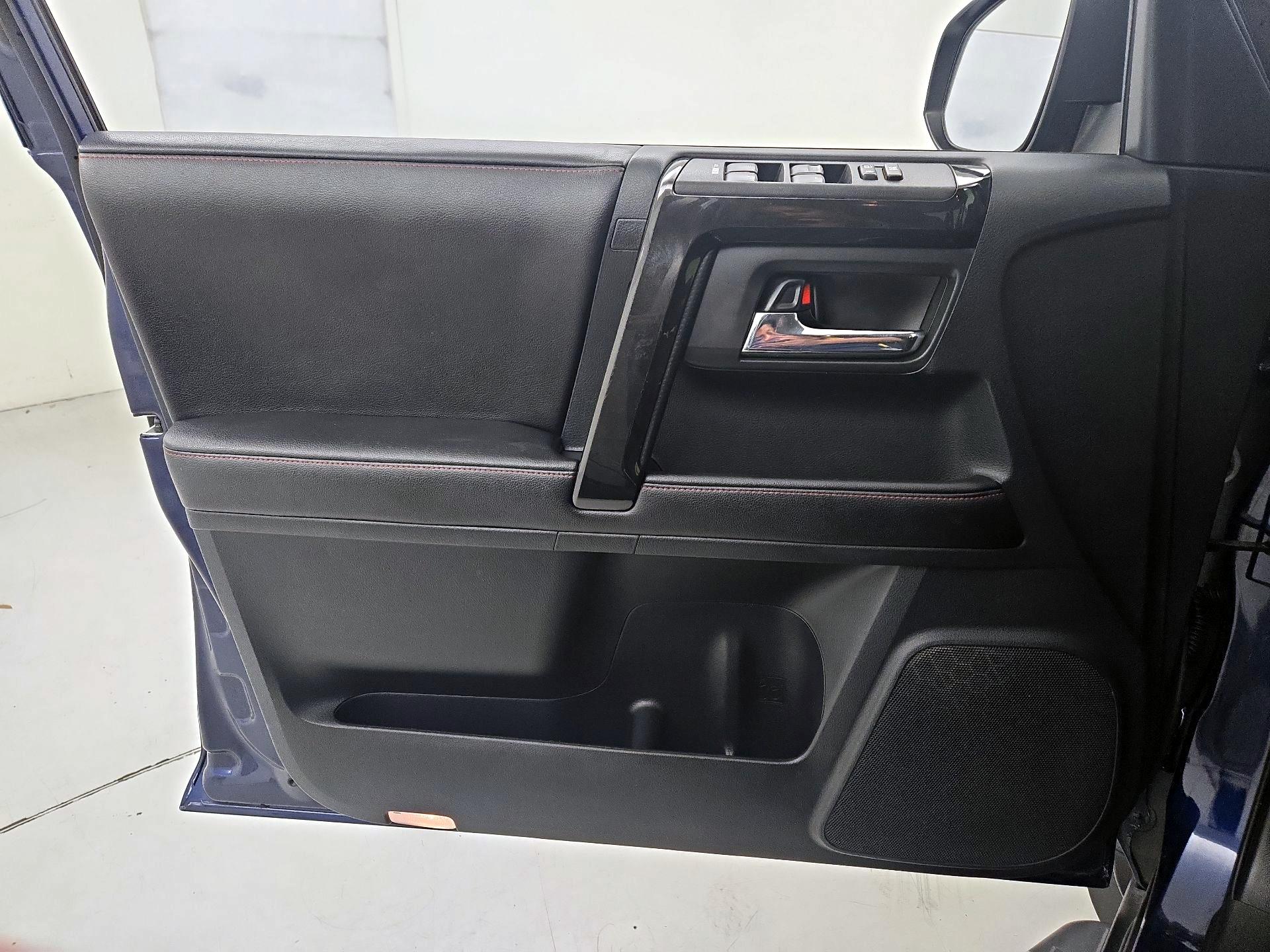Thumbnail: 2015 Toyota 4Runner - 12