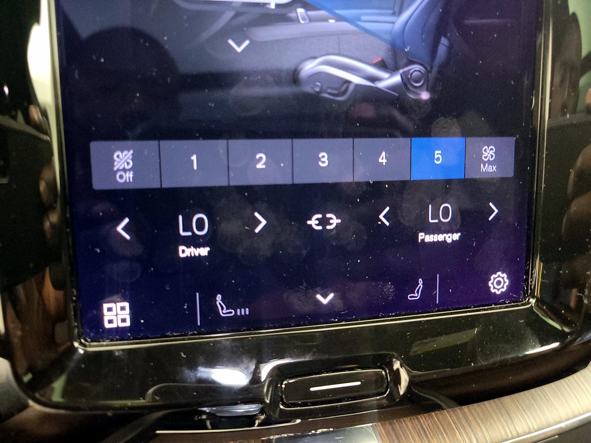 Thumbnail: 2022 Volvo XC60 - 17