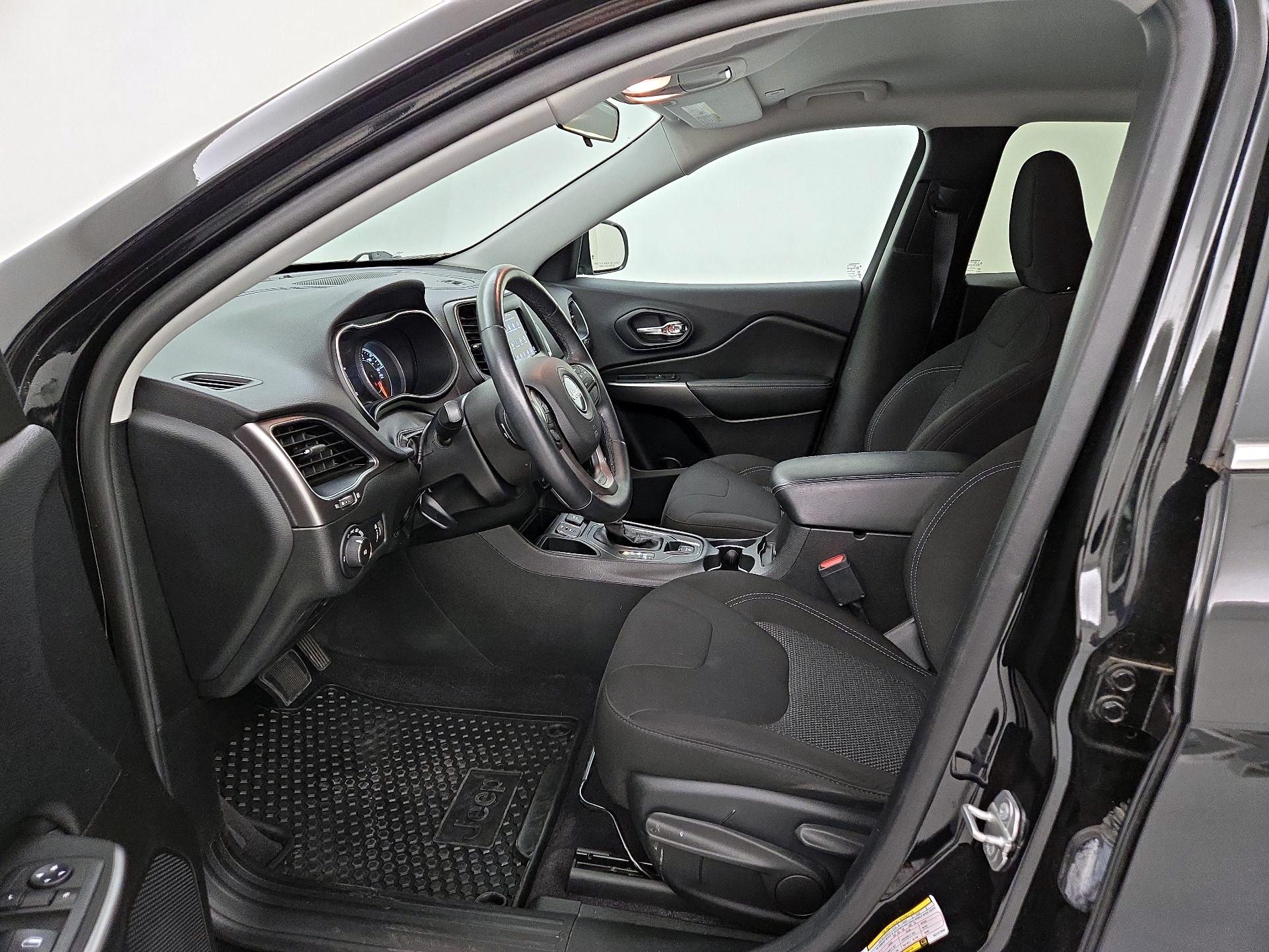 Thumbnail: 2019 Jeep Cherokee - 11