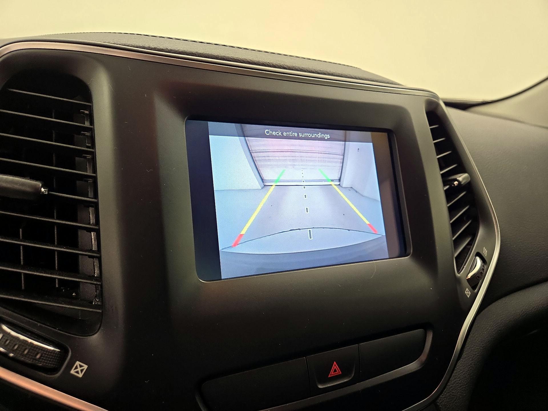 Thumbnail: 2019 Jeep Cherokee - 14