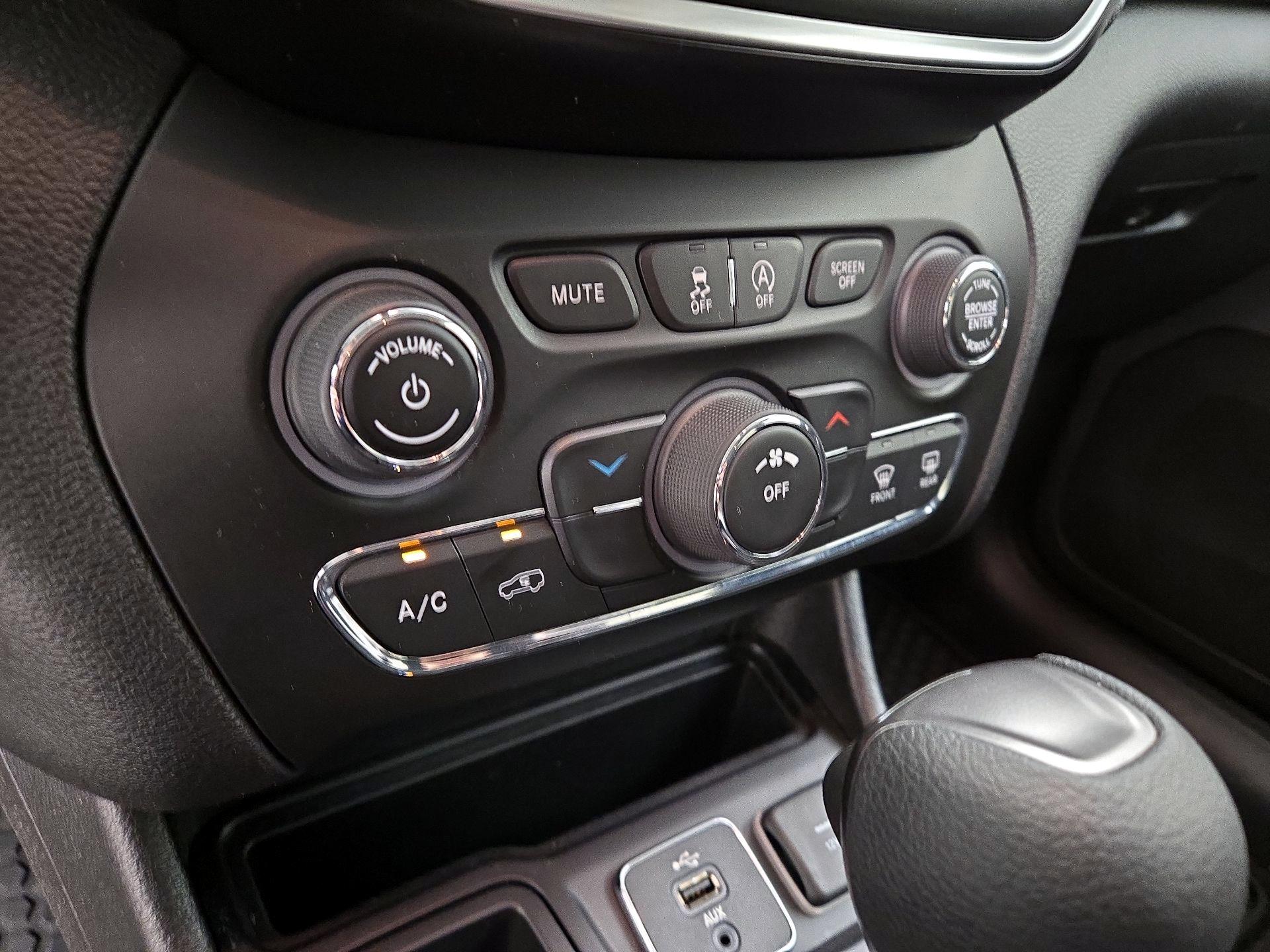 Thumbnail: 2019 Jeep Cherokee - 16