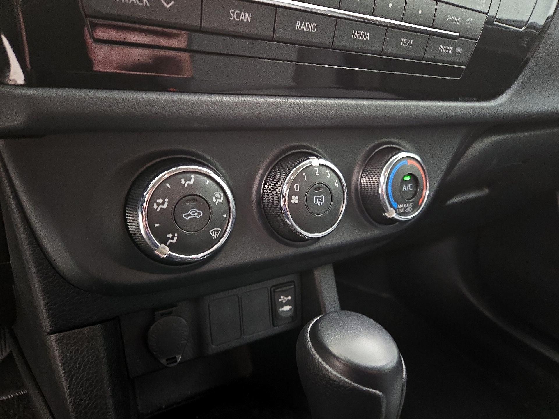 Thumbnail: 2014 Toyota Corolla - 15