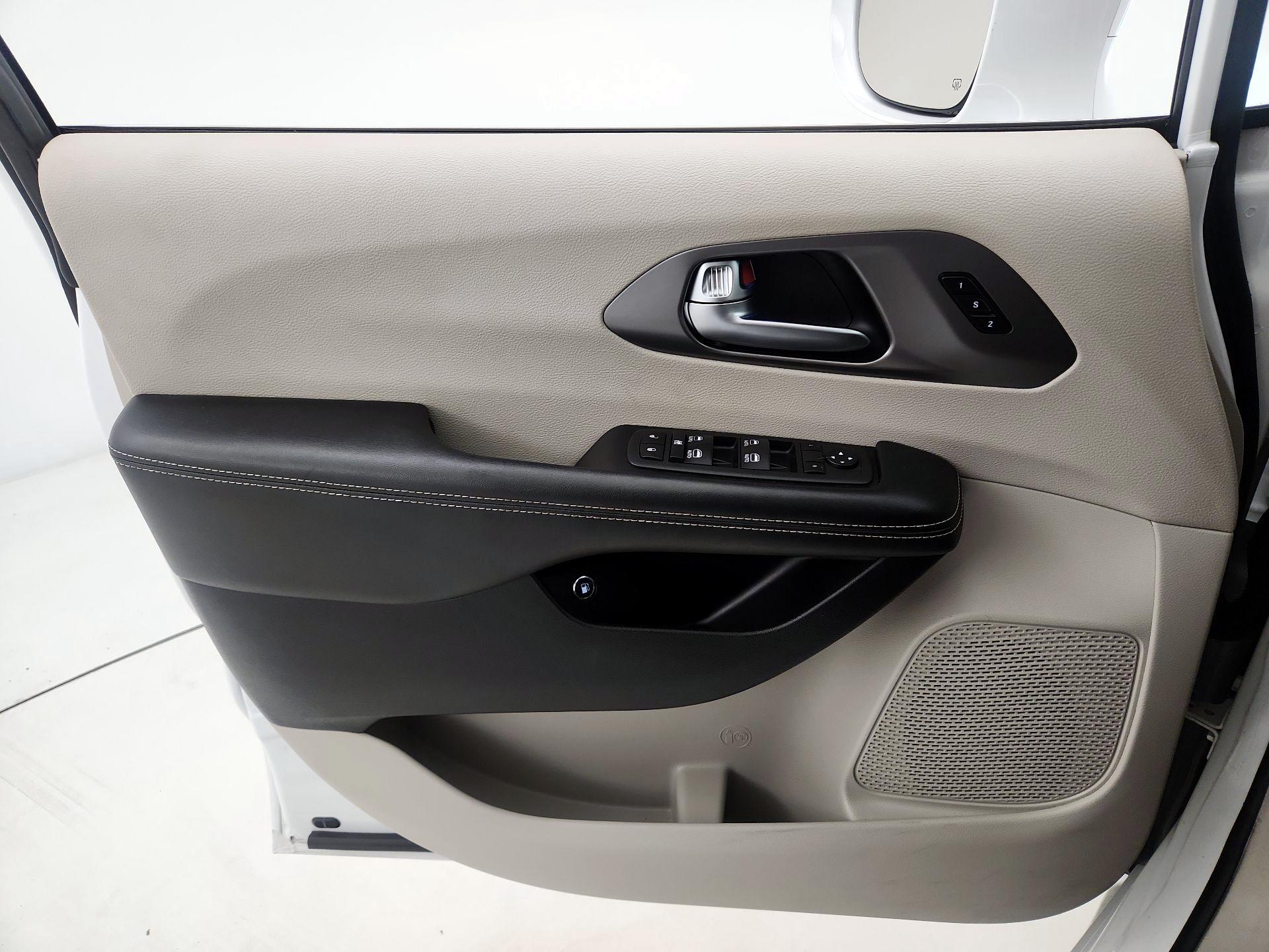 Thumbnail: 2022 Chrysler Pacifica - 12
