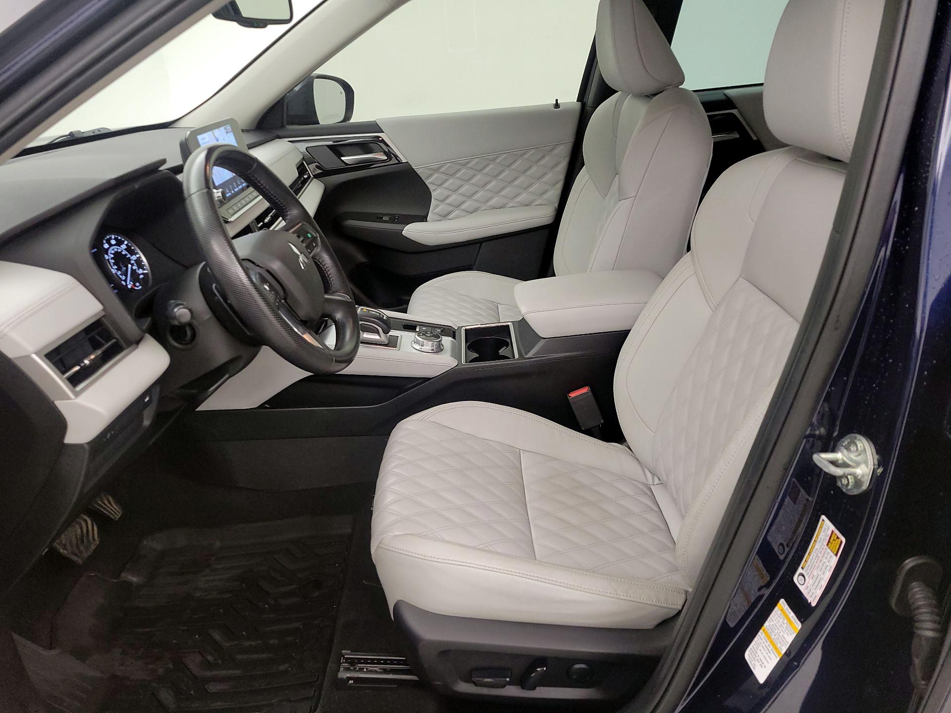 Thumbnail: 2022 Mitsubishi Outlander - 11