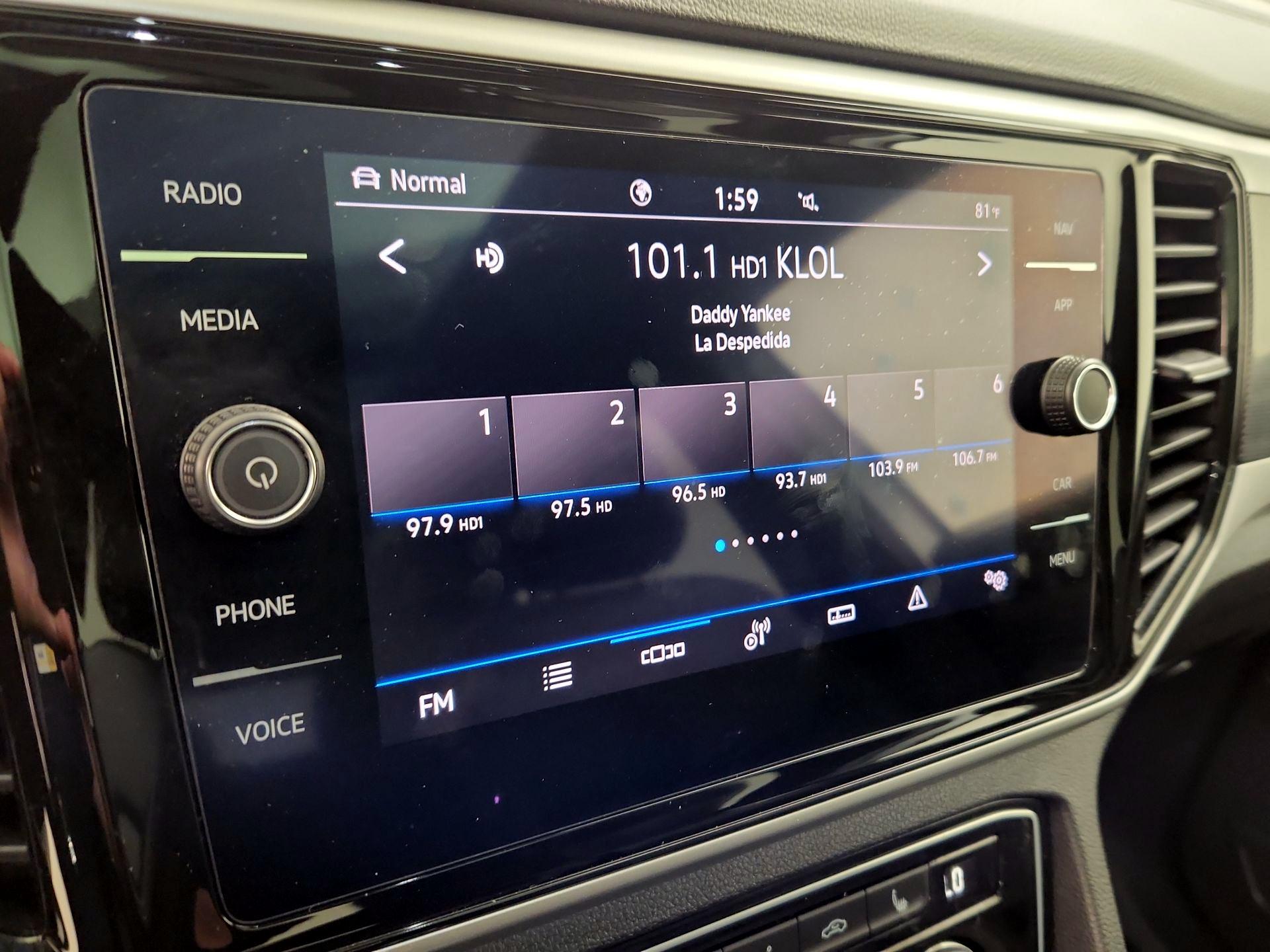 Thumbnail: 2022 Volkswagen Atlas - 15