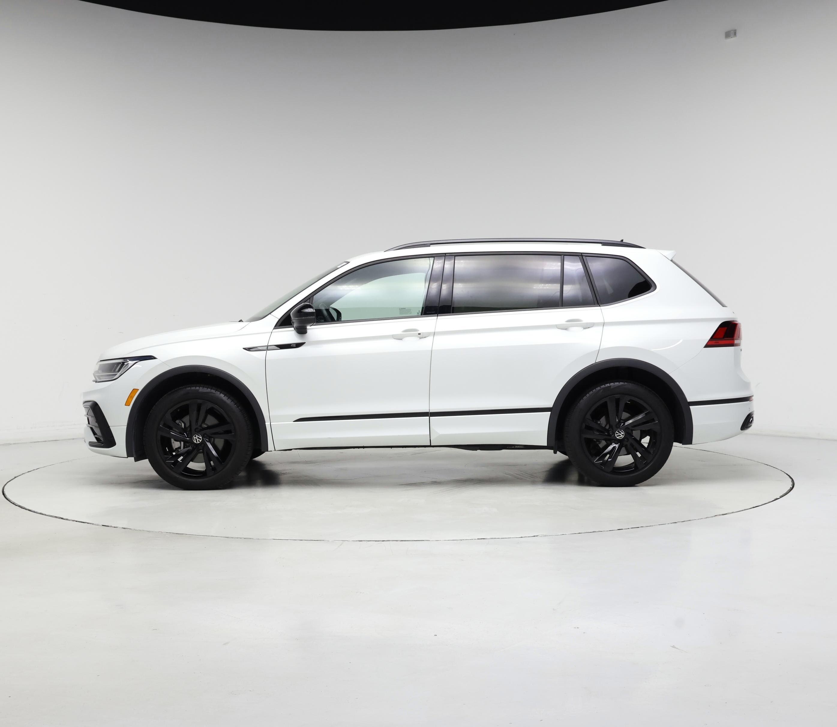Thumbnail: 2023 Volkswagen Tiguan - 3