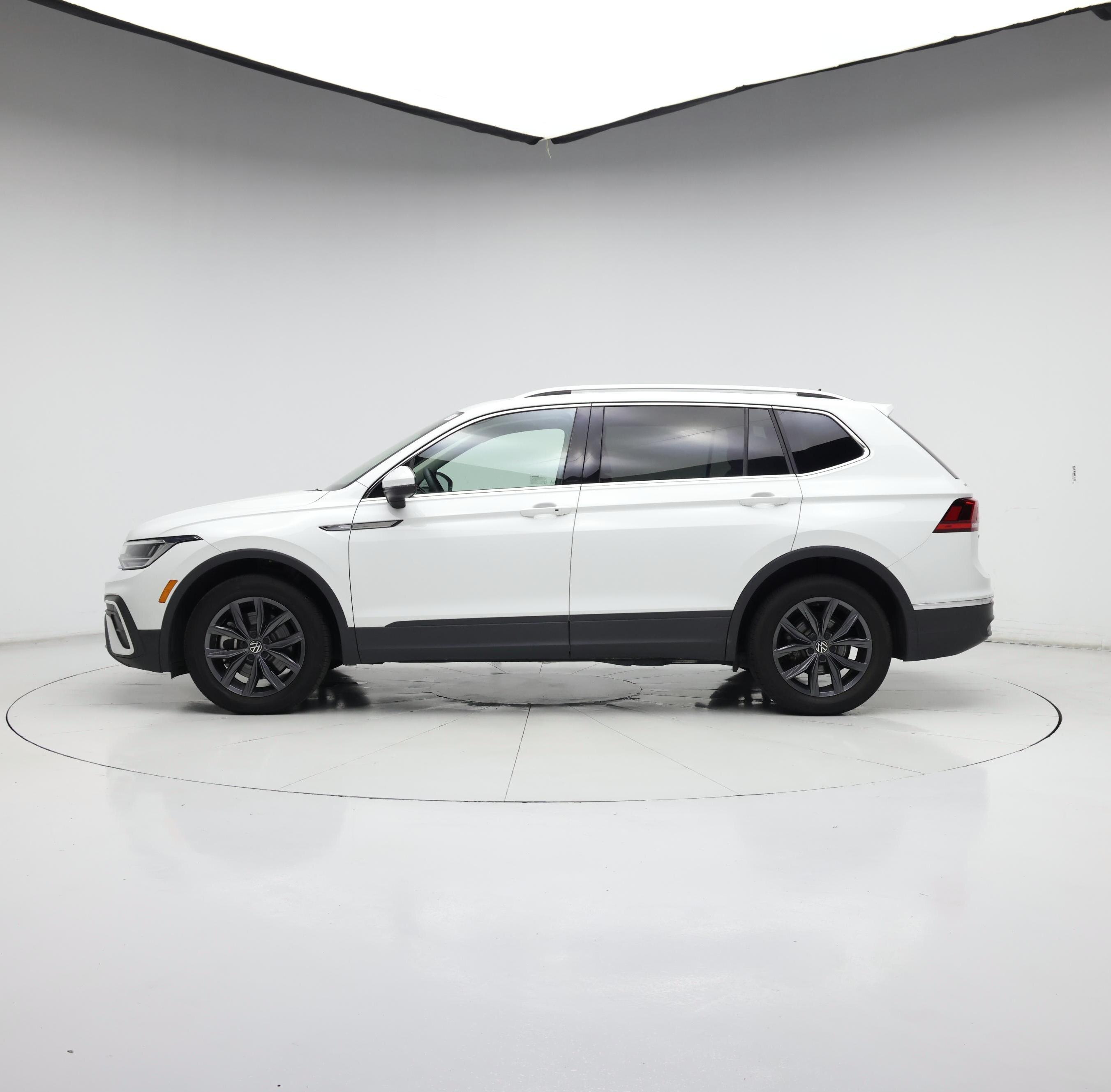 Thumbnail: 2022 Volkswagen Tiguan - 3