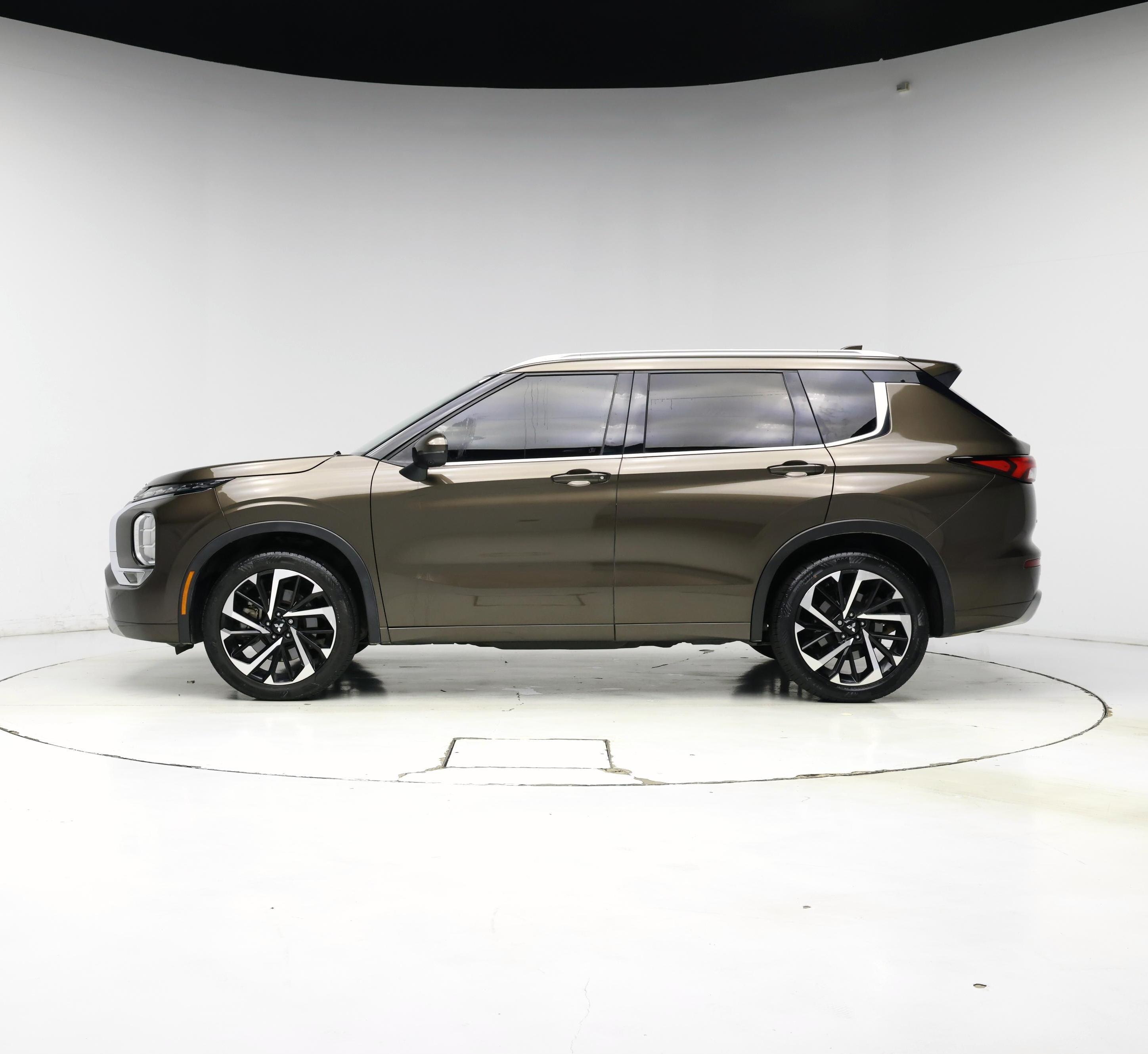 Thumbnail: 2022 Mitsubishi Outlander - 3