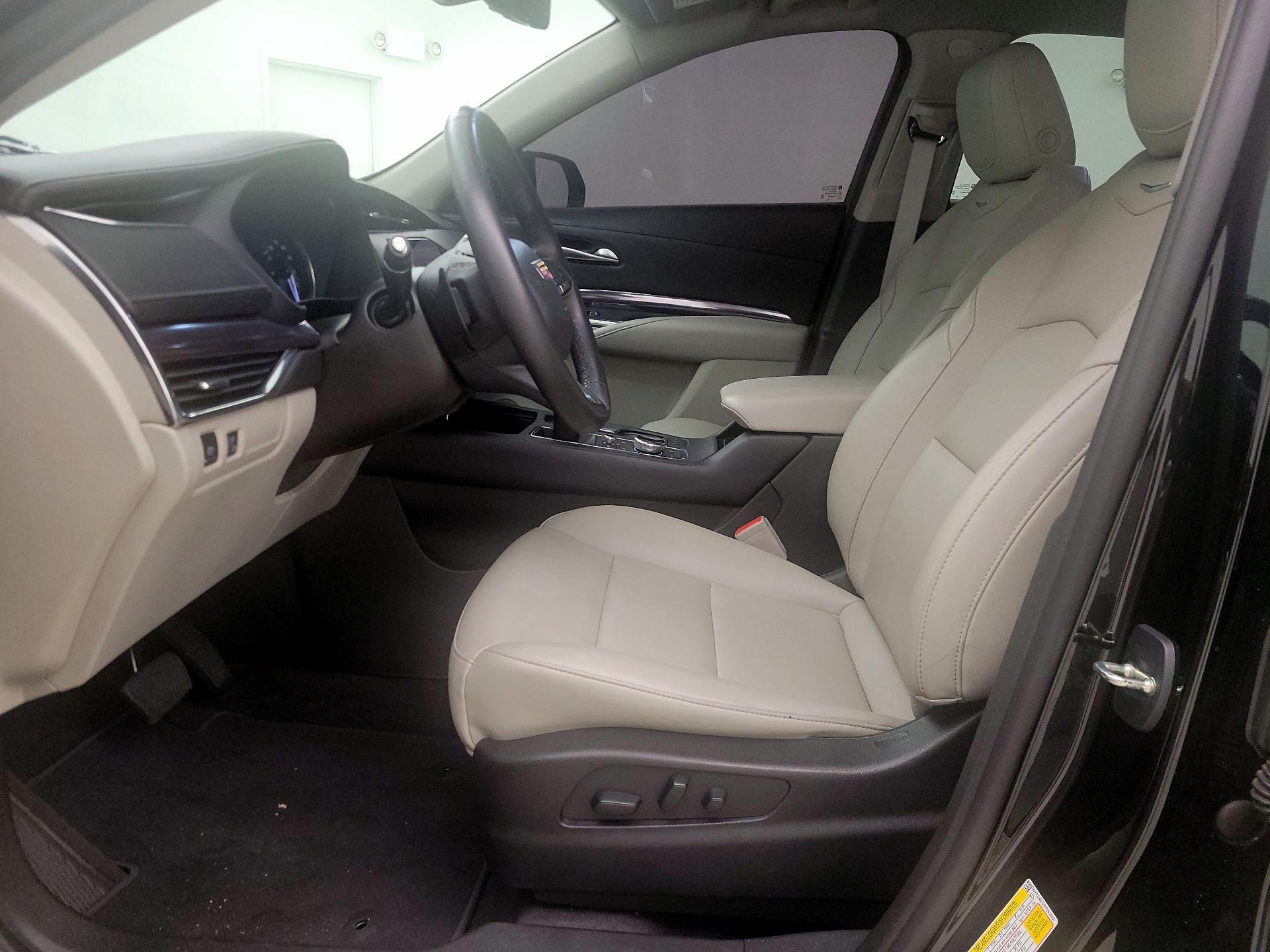 Thumbnail: 2023 Cadillac XT4 - 11