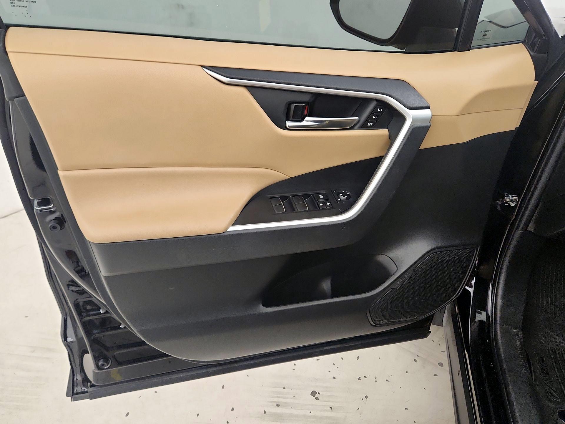 Thumbnail: 2021 Toyota RAV4 - 12