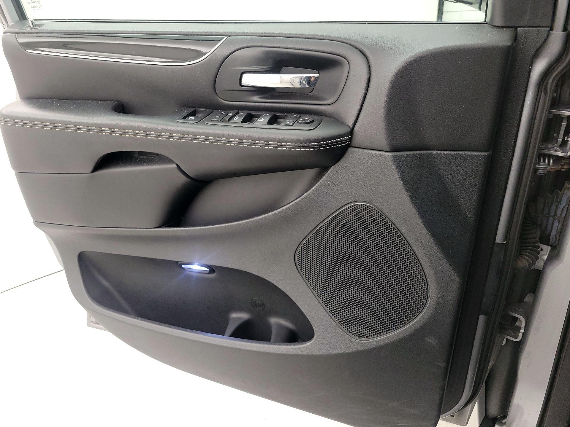 Thumbnail: 2020 Dodge Grand Caravan - 12