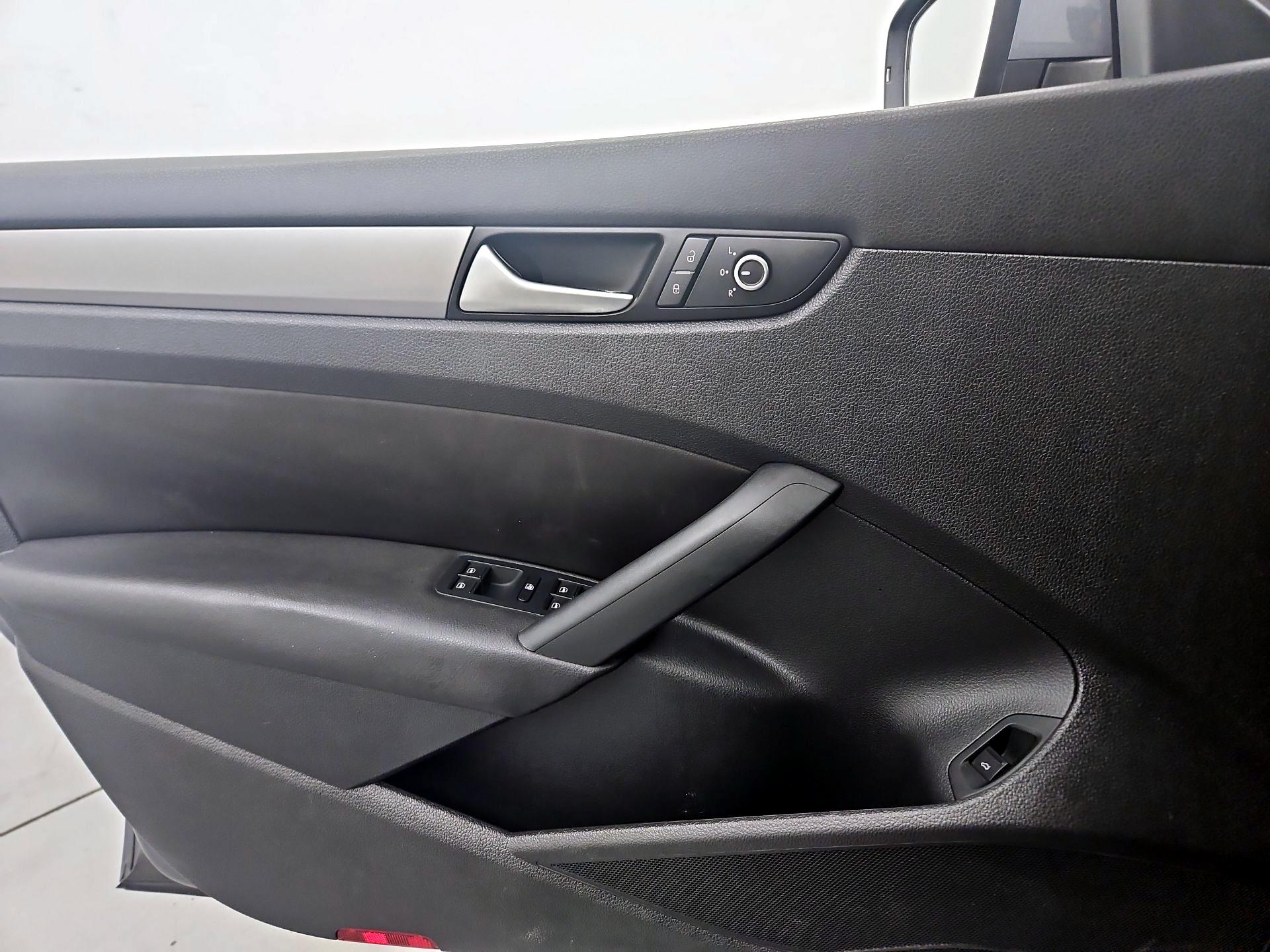 Thumbnail: 2015 Volkswagen Passat - 12