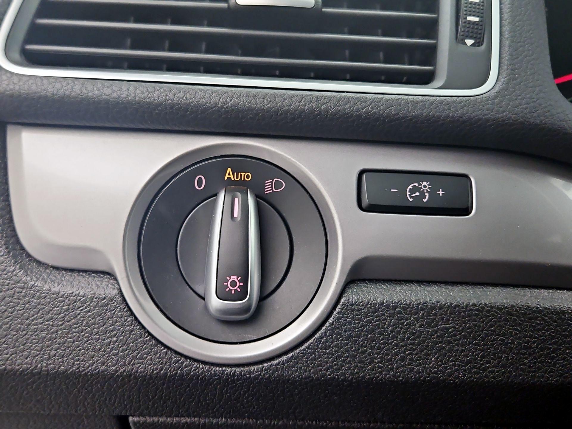 Thumbnail: 2015 Volkswagen Passat - 13