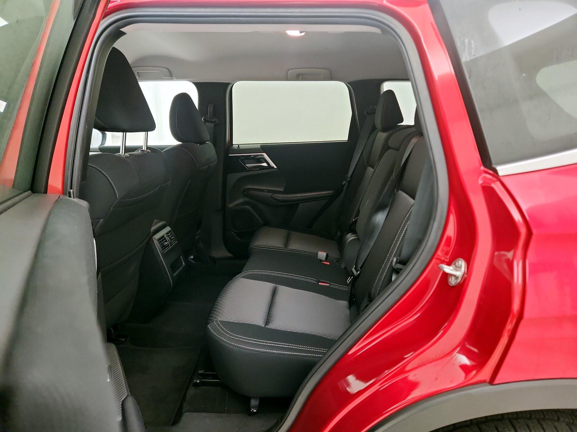 Thumbnail: 2023 Mitsubishi Outlander - 19