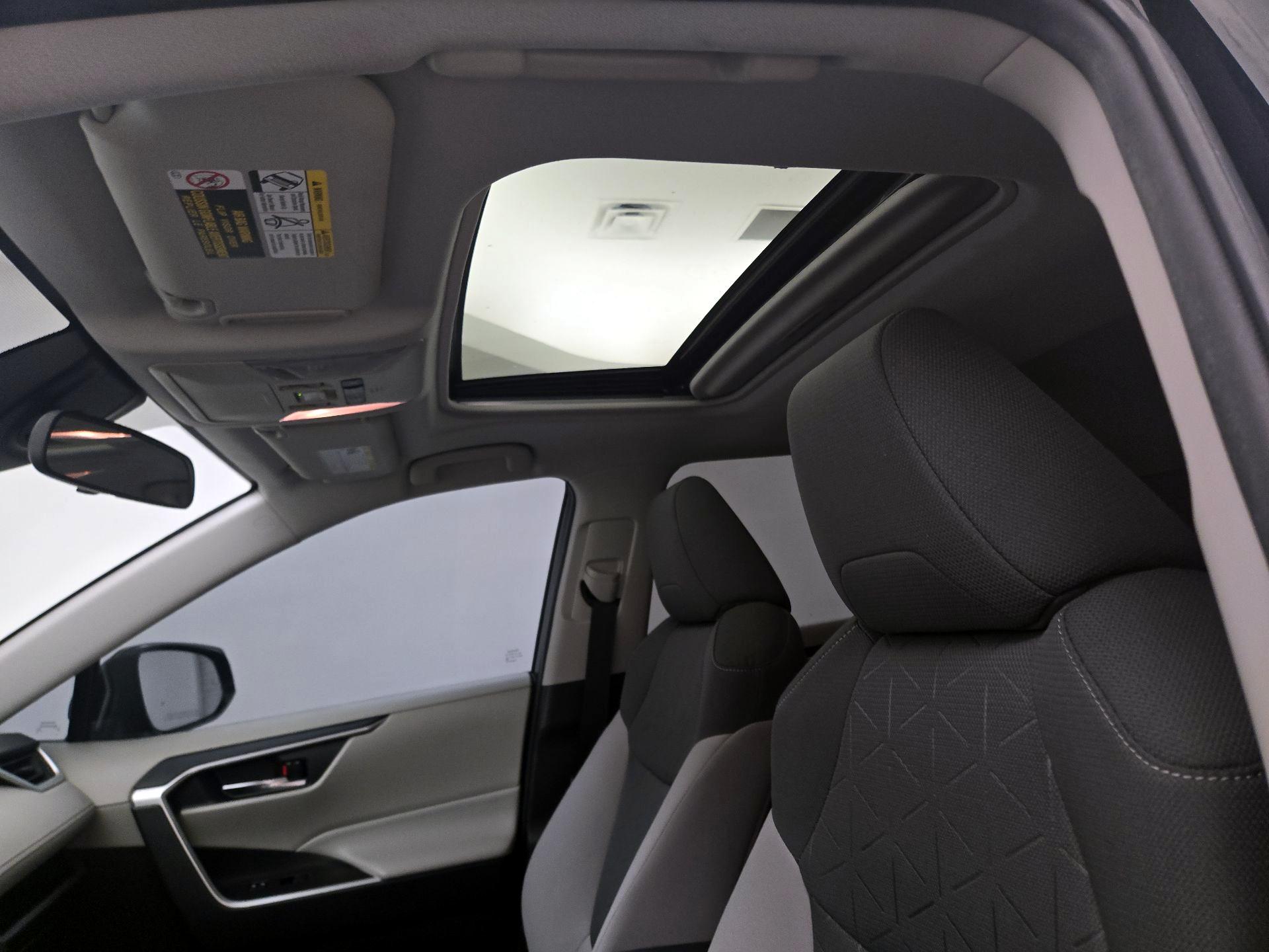 Thumbnail: 2021 Toyota RAV4 - 19