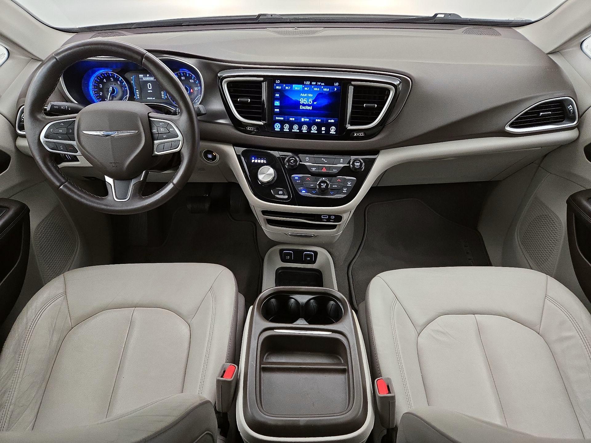 Thumbnail: 2017 Chrysler Pacifica - 9