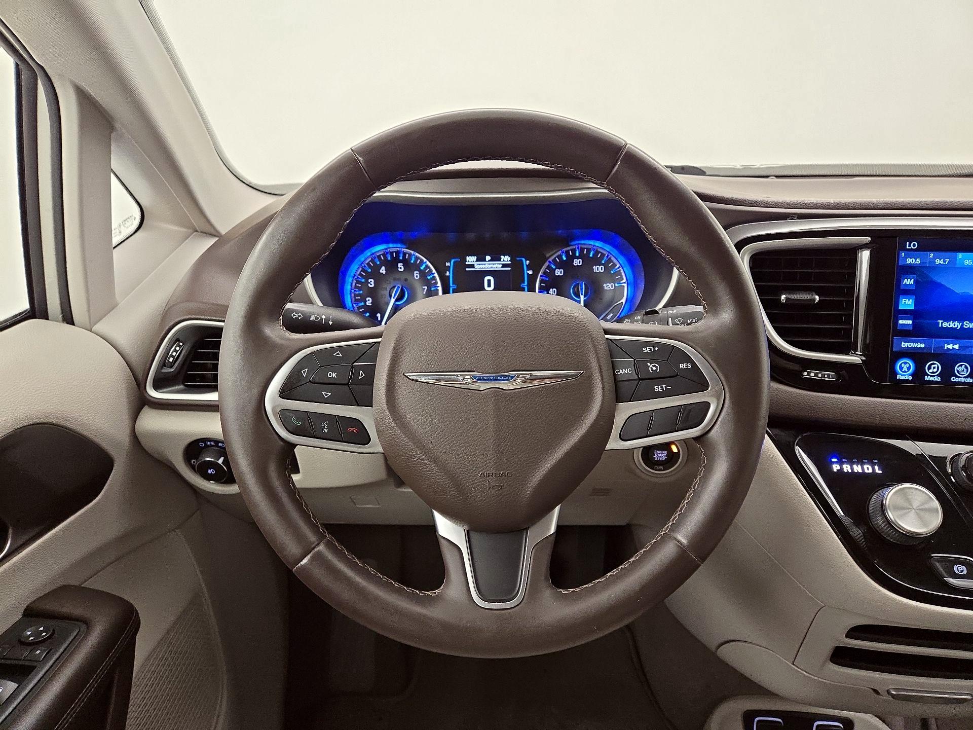 Thumbnail: 2017 Chrysler Pacifica - 10