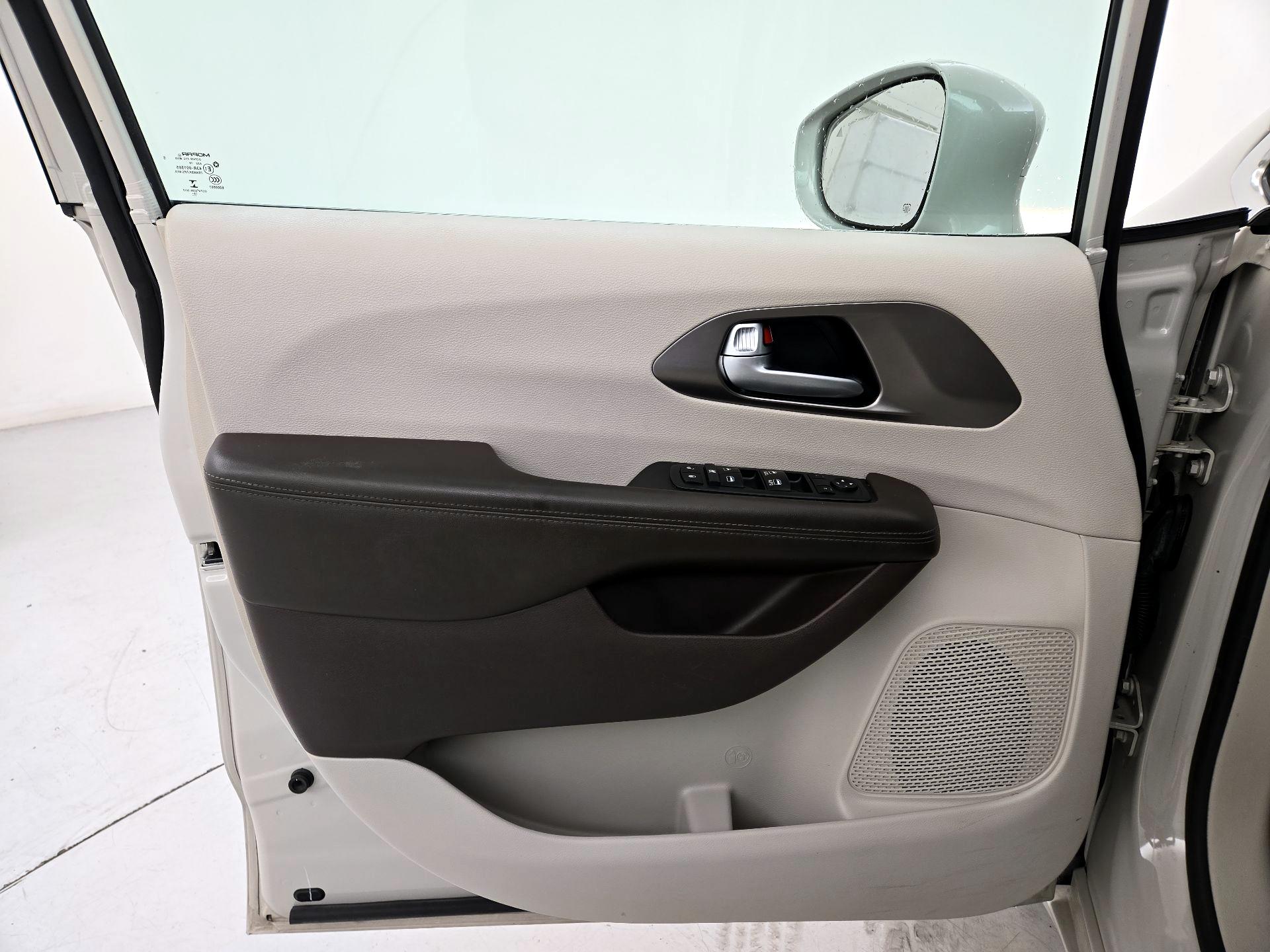 Thumbnail: 2017 Chrysler Pacifica - 12