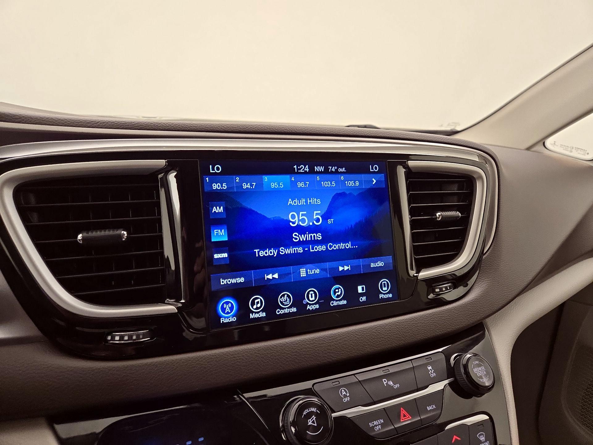 Thumbnail: 2017 Chrysler Pacifica - 15