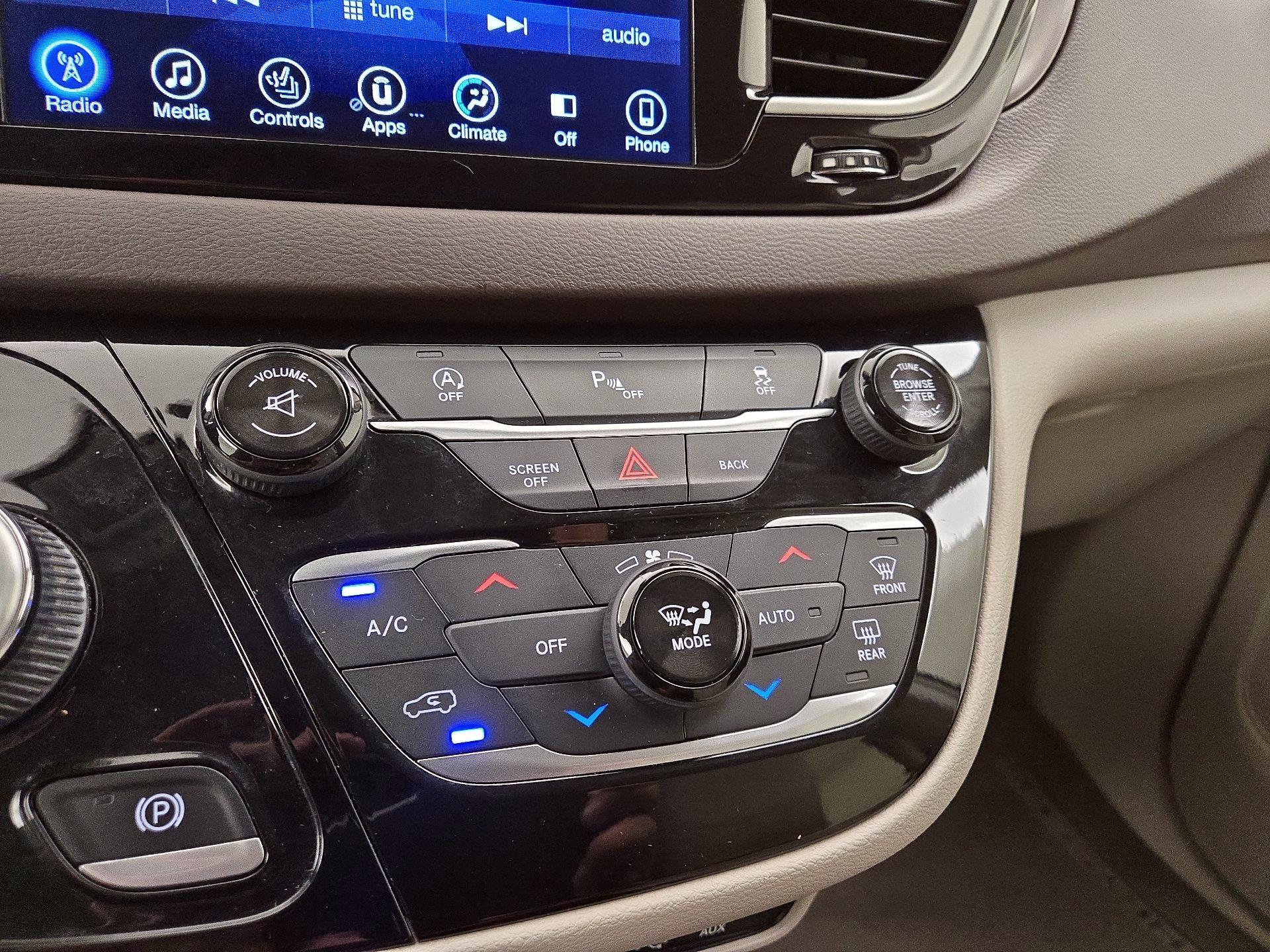 Thumbnail: 2017 Chrysler Pacifica - 16