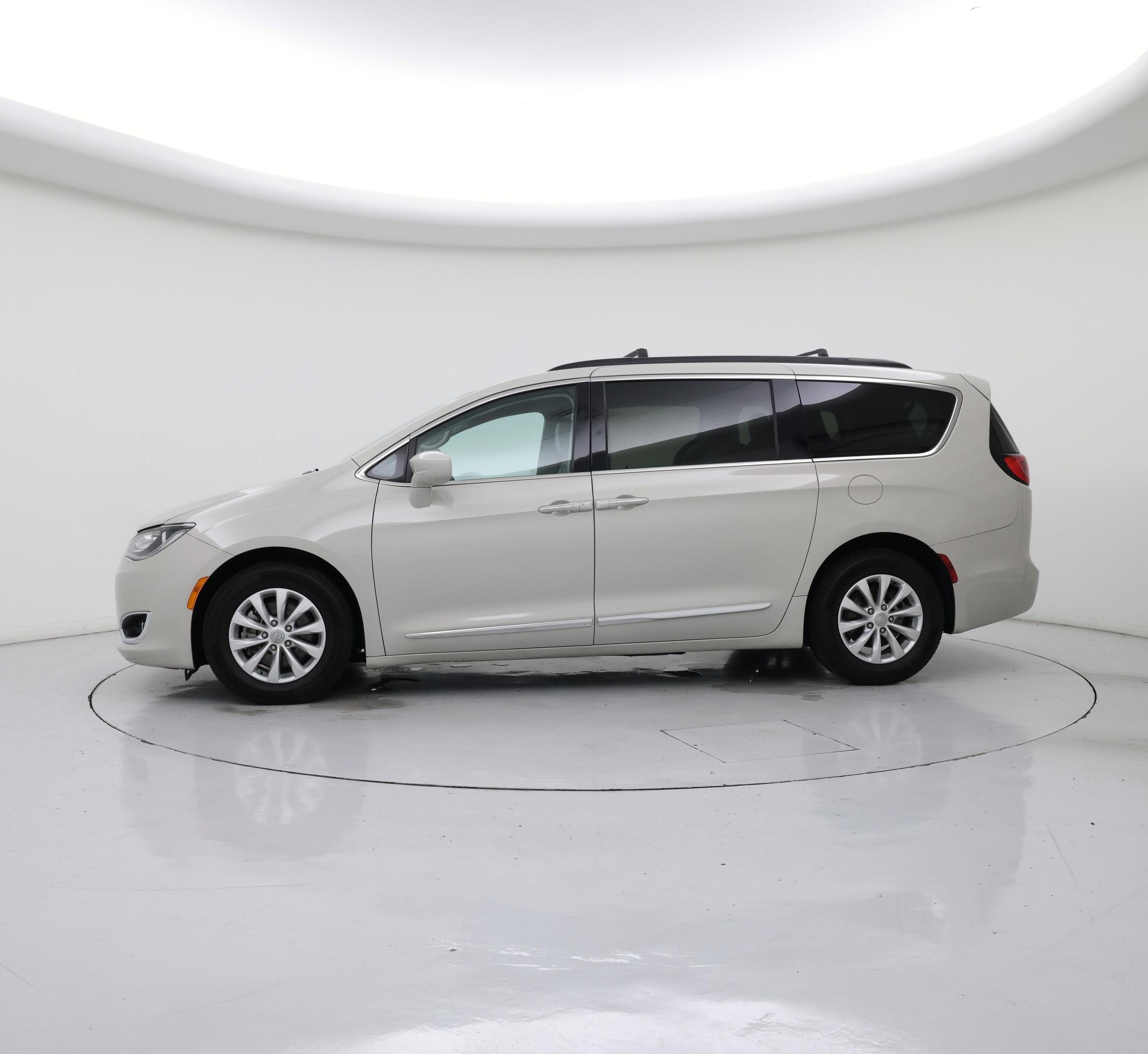 Thumbnail: 2017 Chrysler Pacifica - 3
