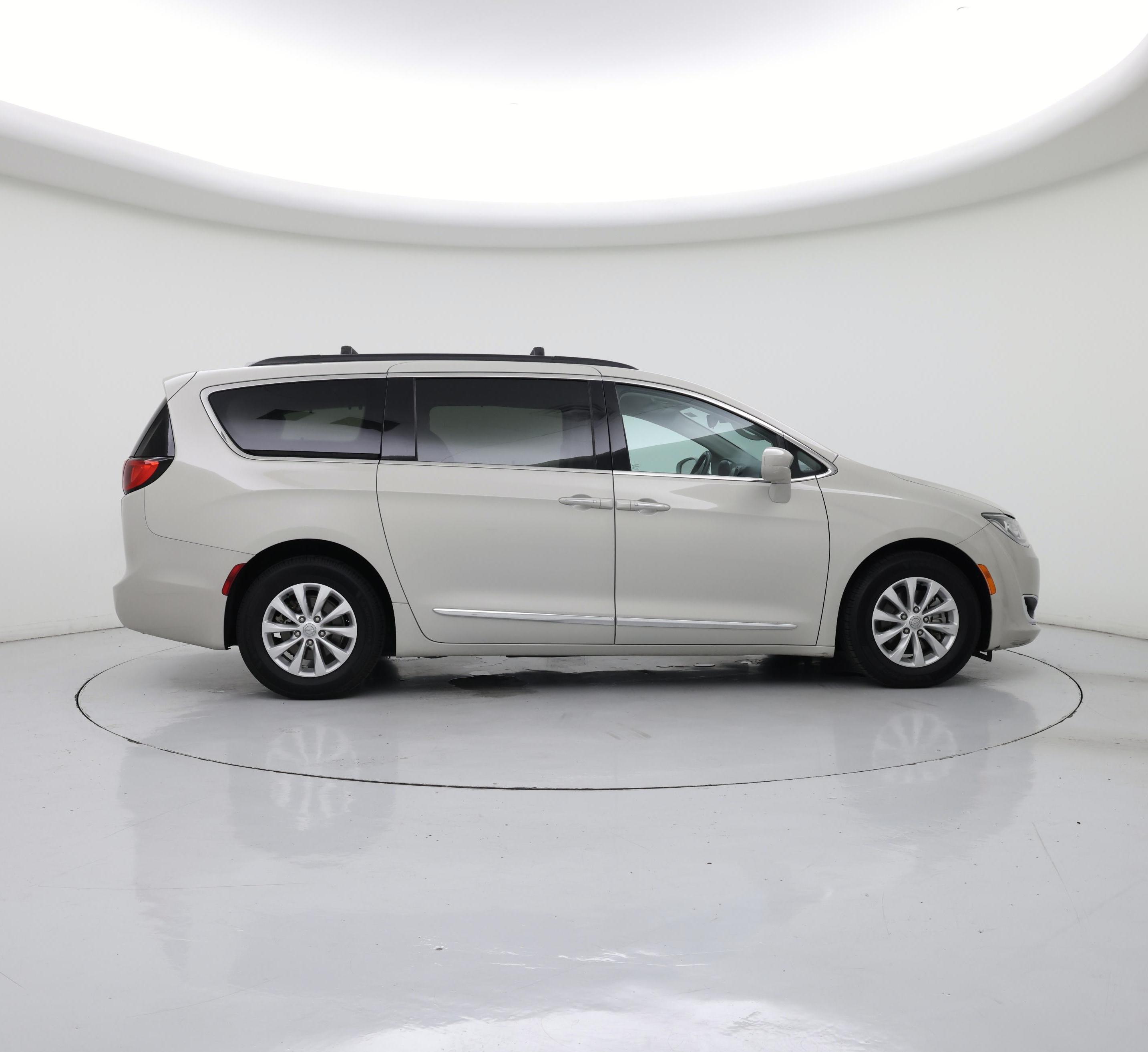 Thumbnail: 2017 Chrysler Pacifica - 7