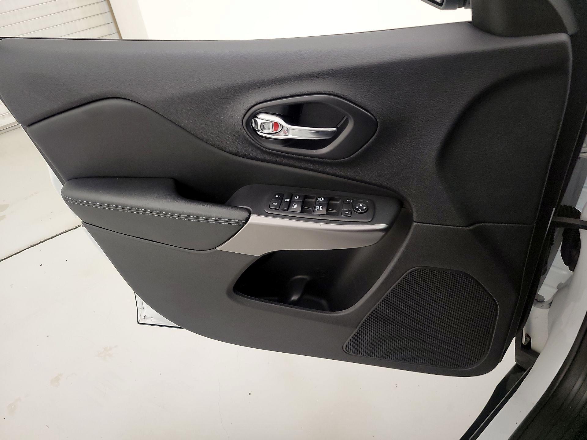 Thumbnail: 2021 Jeep Cherokee - 12