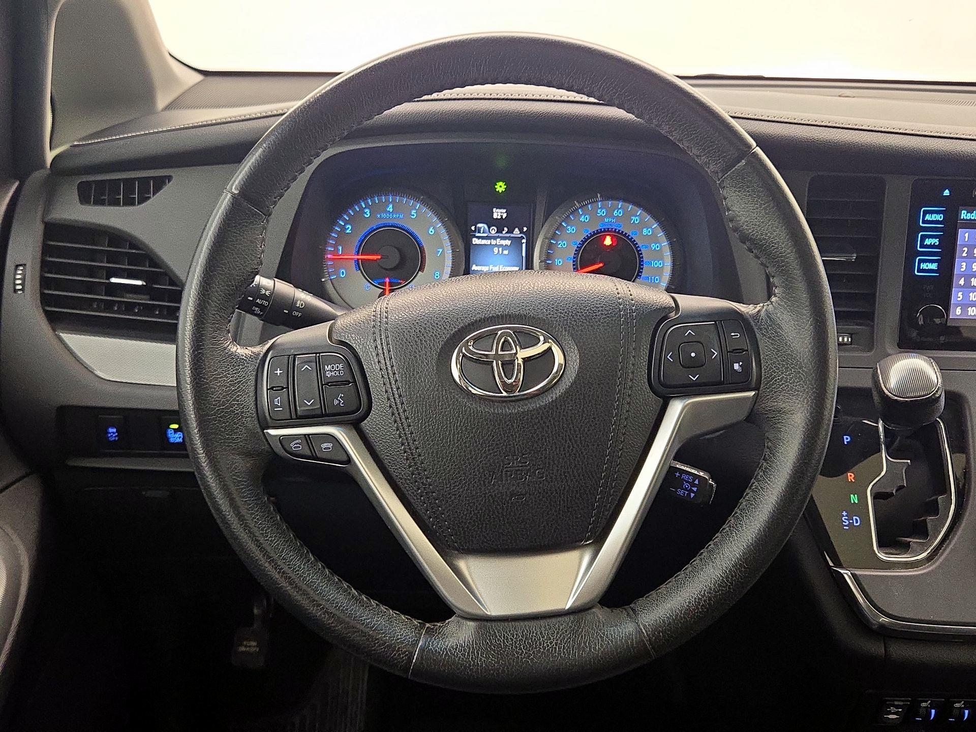 Thumbnail: 2015 Toyota Sienna - 10