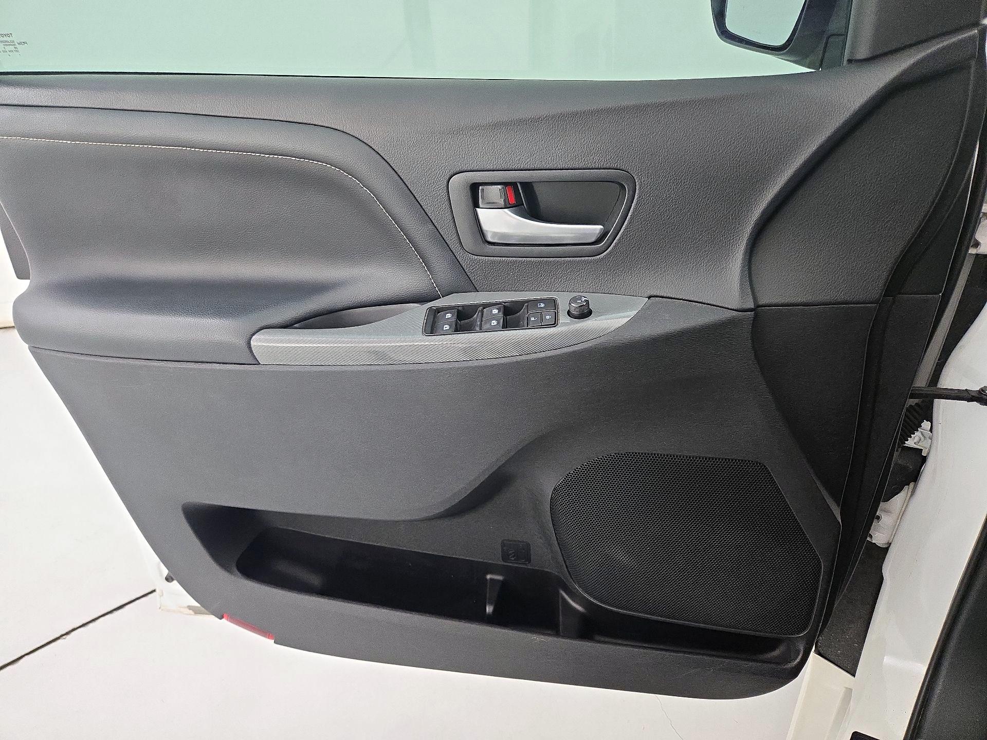 Thumbnail: 2015 Toyota Sienna - 12