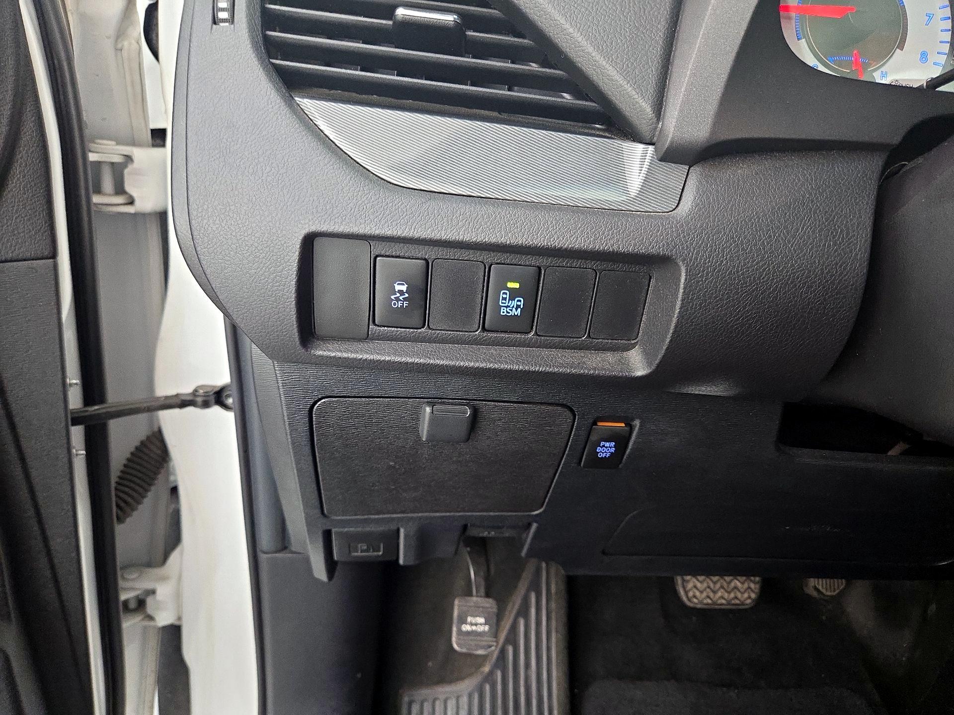 Thumbnail: 2015 Toyota Sienna - 13