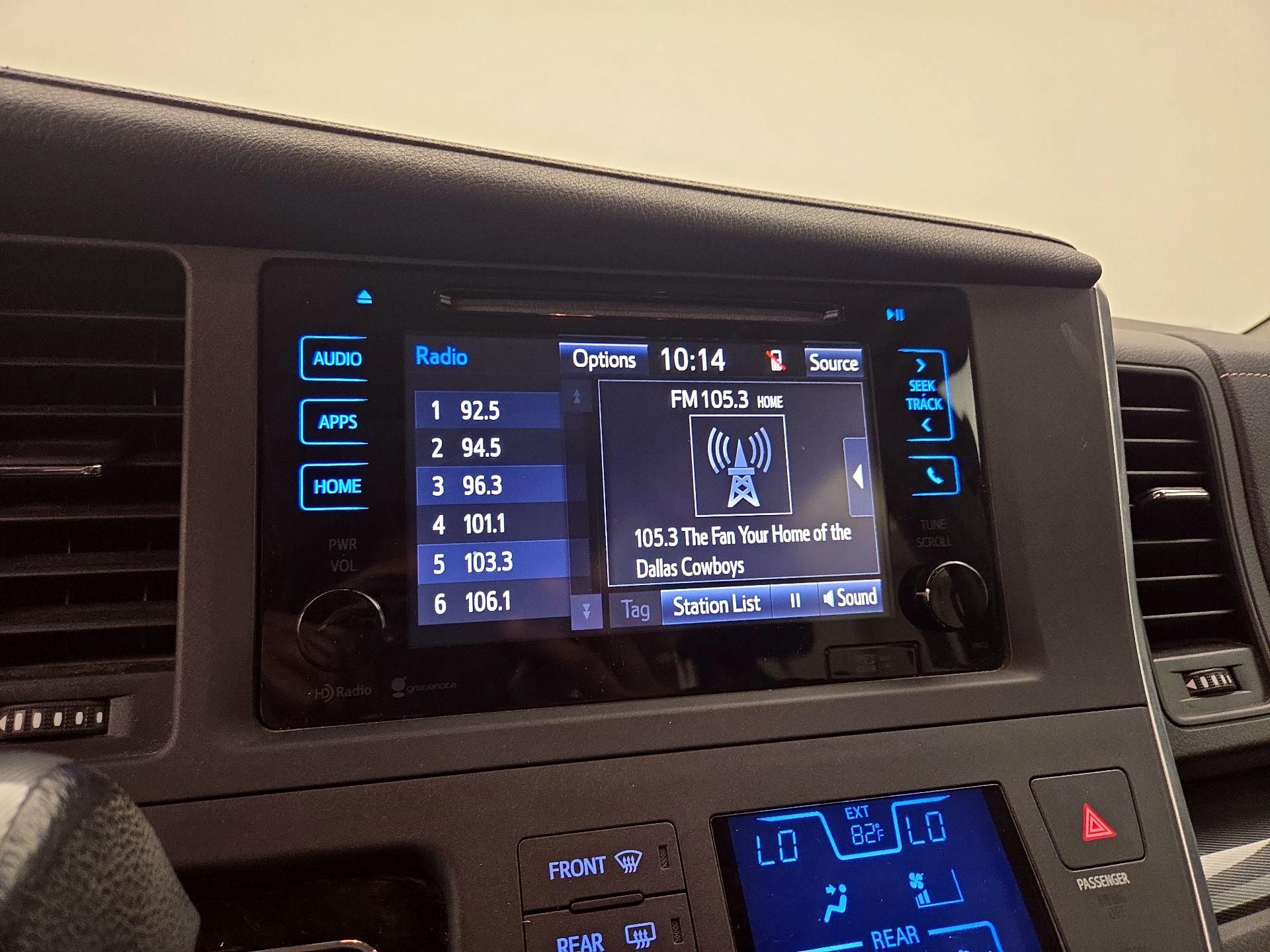 Thumbnail: 2015 Toyota Sienna - 15