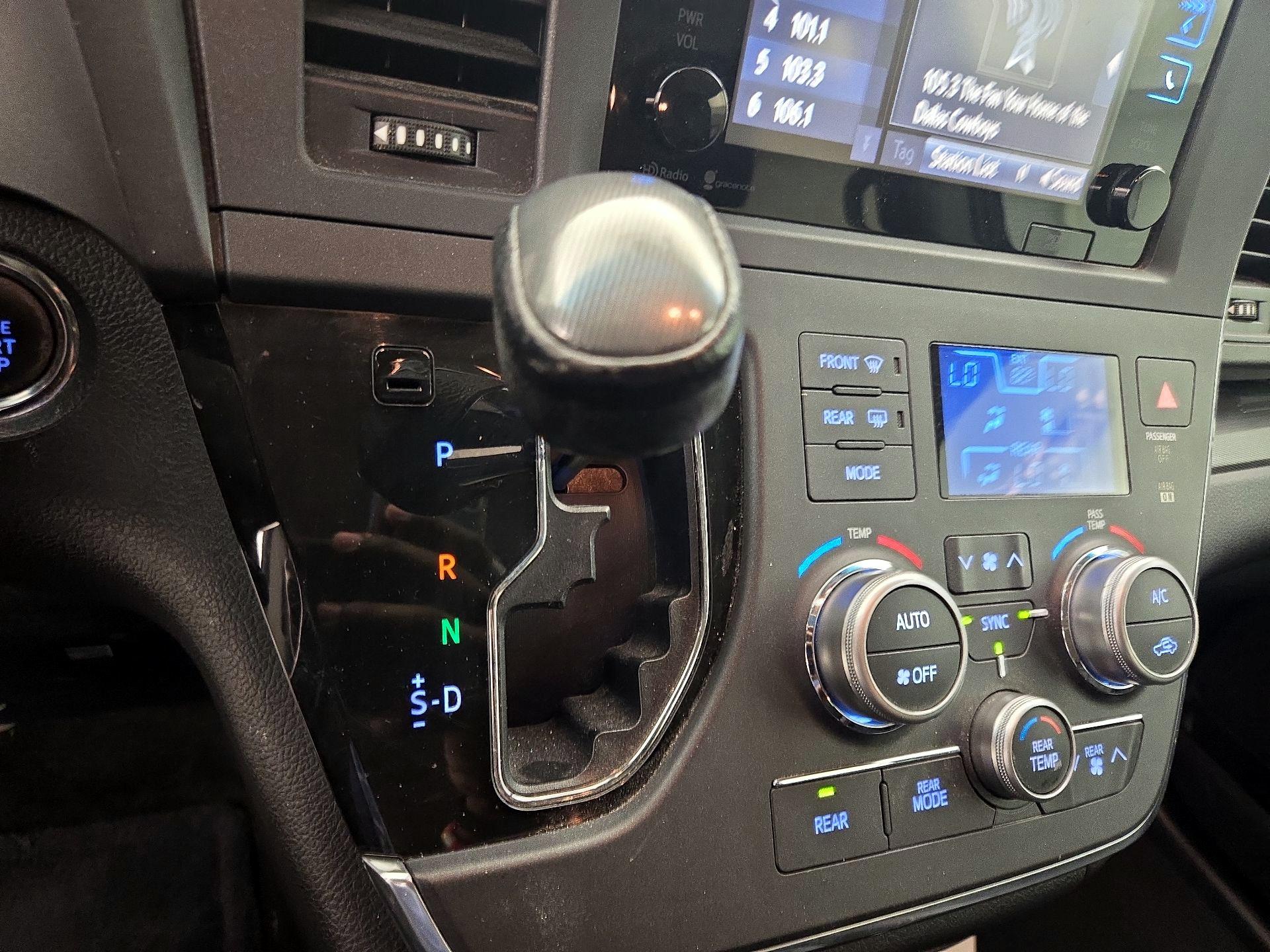 Thumbnail: 2015 Toyota Sienna - 17