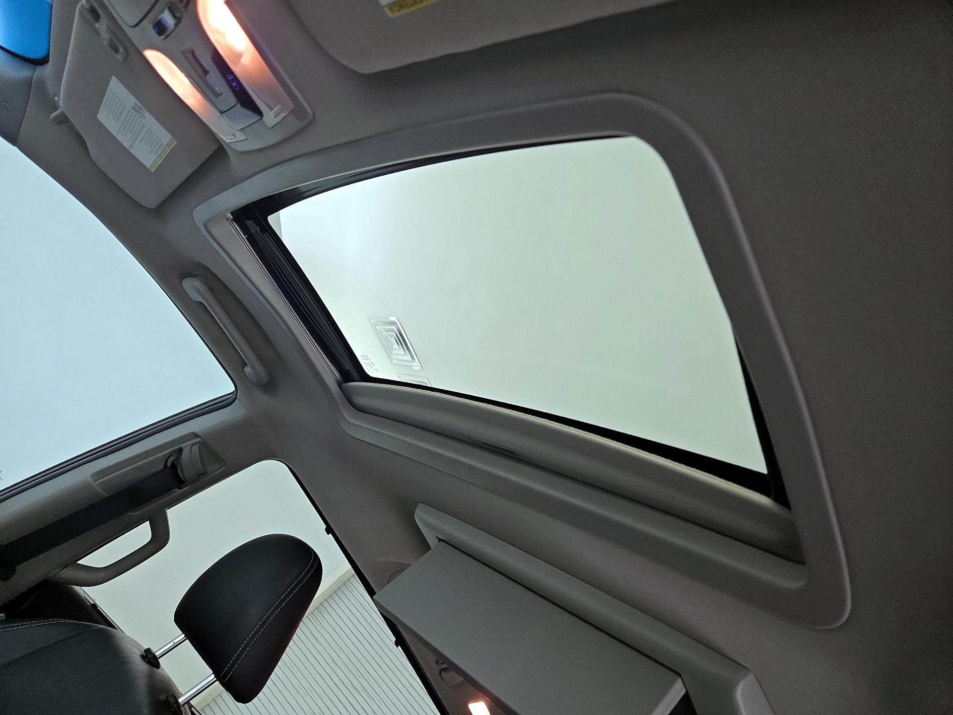 Thumbnail: 2015 Toyota Sienna - 19