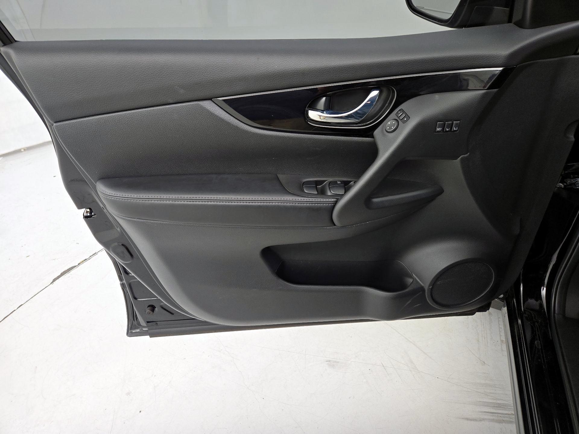 Thumbnail: 2021 Nissan Rogue Sport - 12