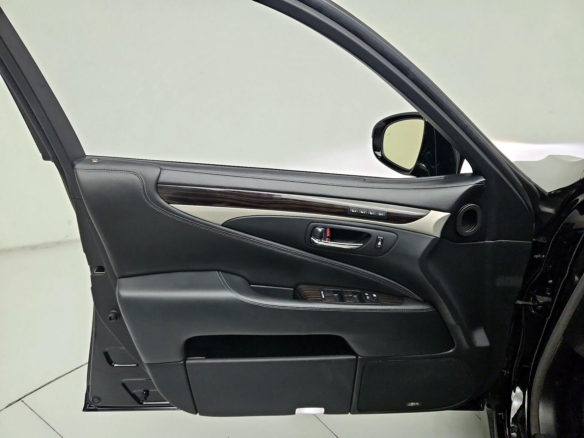 Thumbnail: 2016 Lexus LS - 12