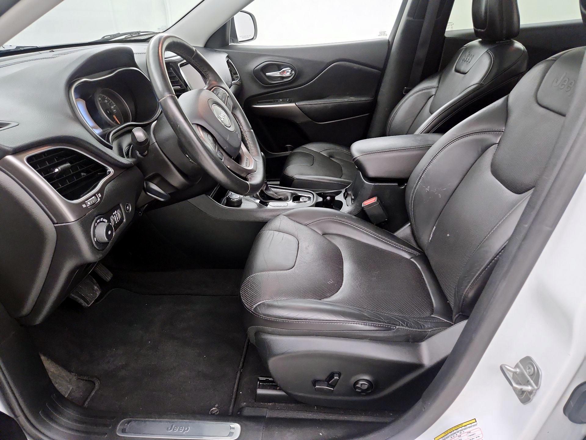 Thumbnail: 2019 Jeep Cherokee - 11