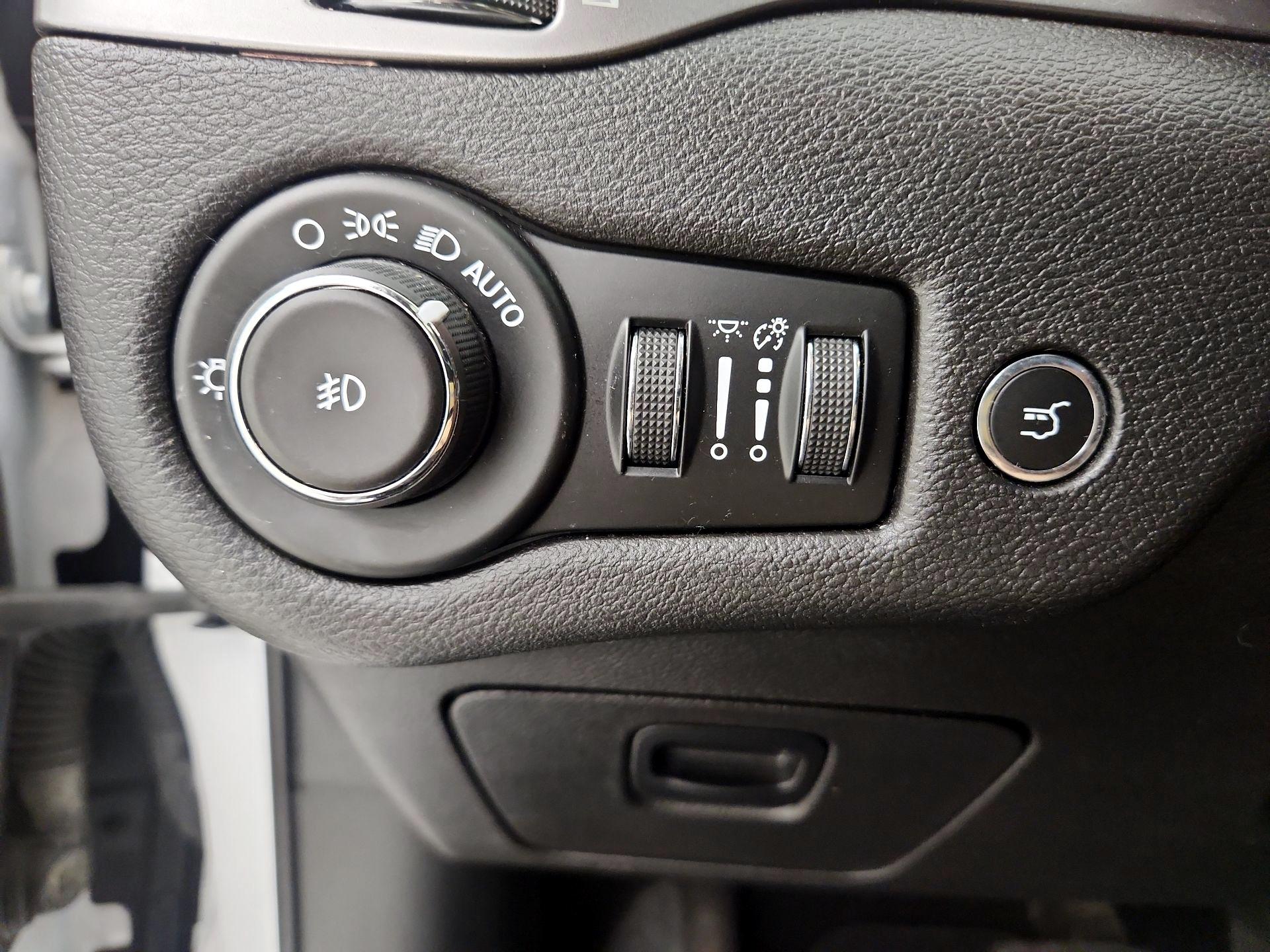 Thumbnail: 2019 Jeep Cherokee - 13