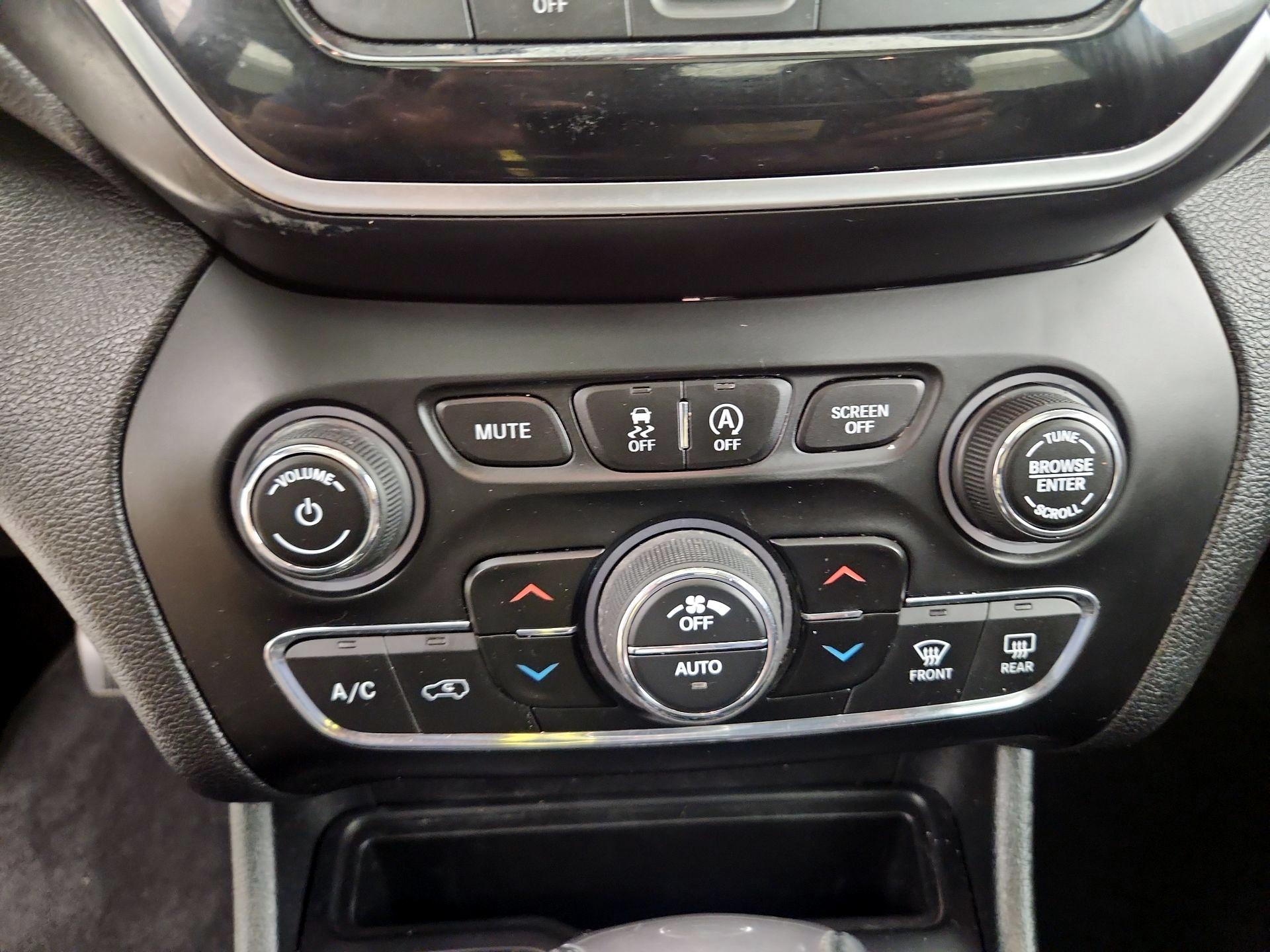 Thumbnail: 2019 Jeep Cherokee - 17