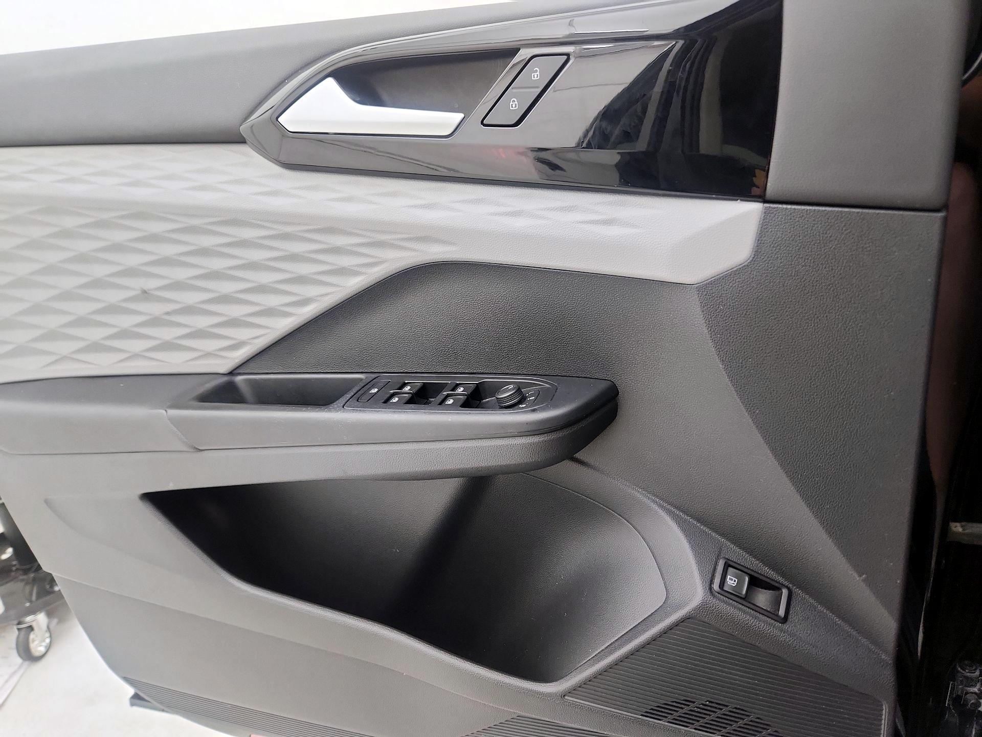 Thumbnail: 2022 Volkswagen Taos - 12