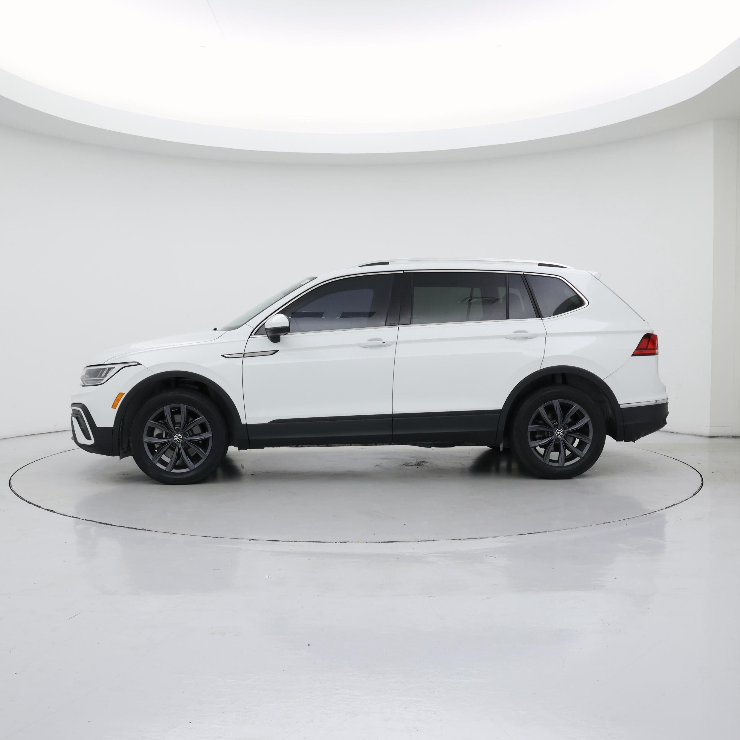 Thumbnail: 2022 Volkswagen Tiguan - 3