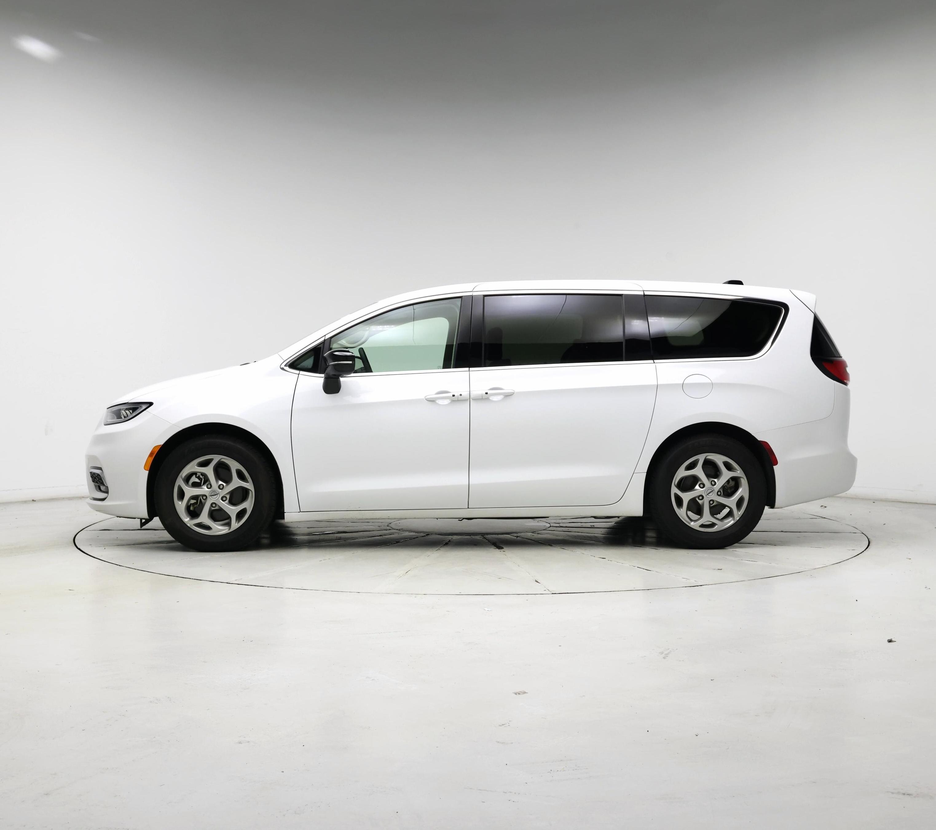 Thumbnail: 2024 Chrysler Pacifica - 3