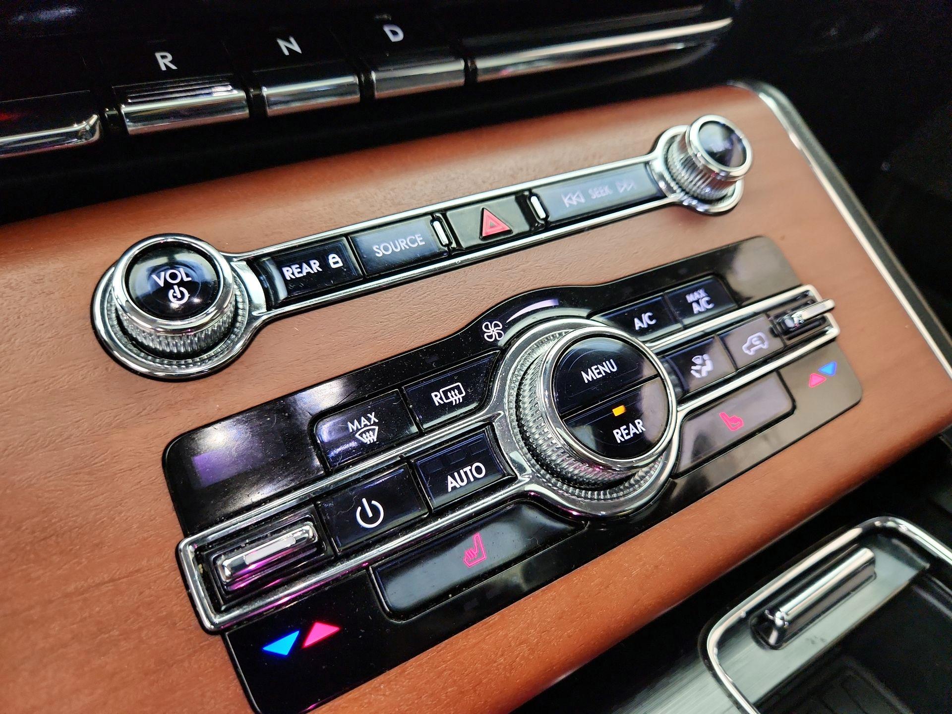 Thumbnail: 2020 Lincoln Aviator - 17