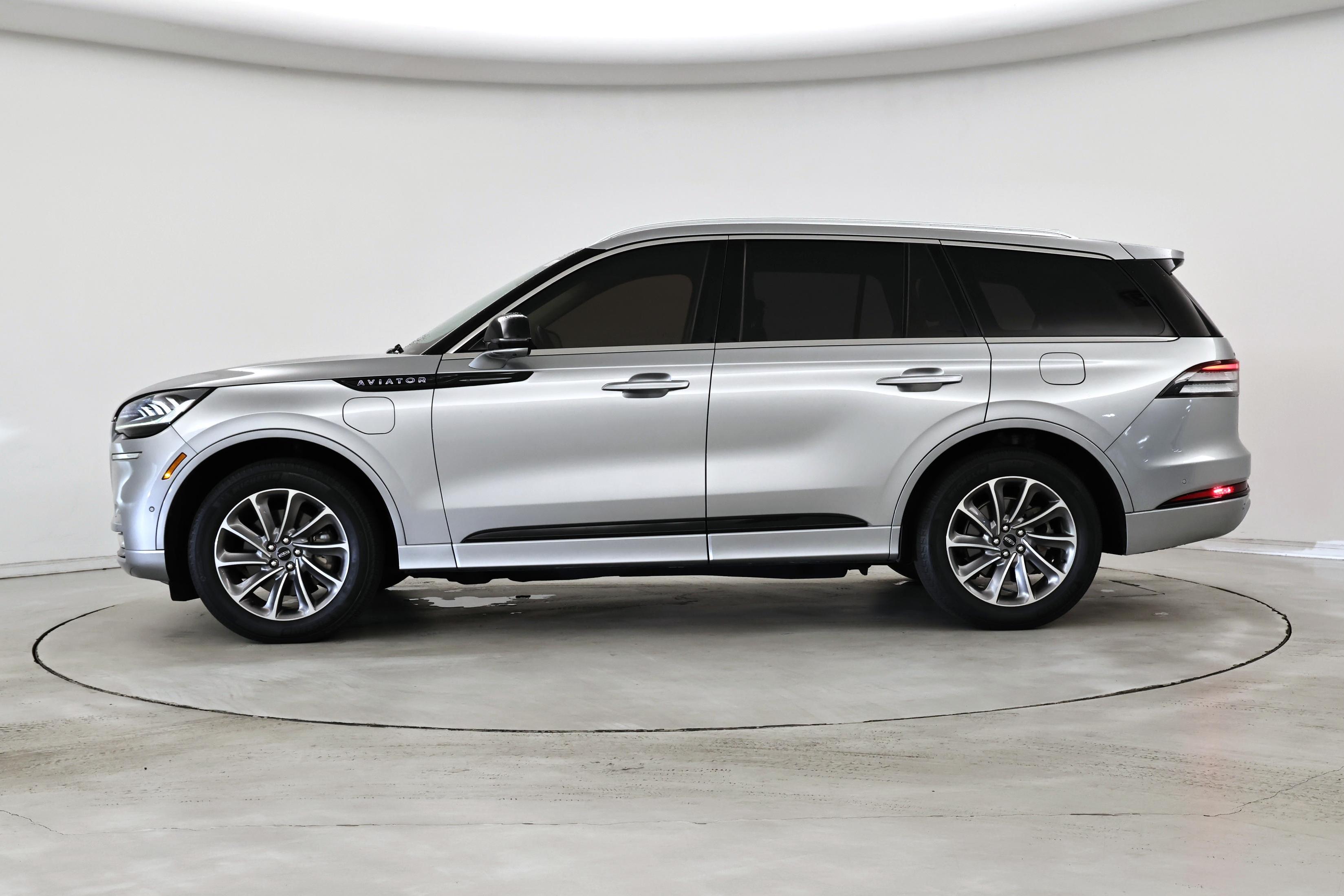 Thumbnail: 2020 Lincoln Aviator - 3