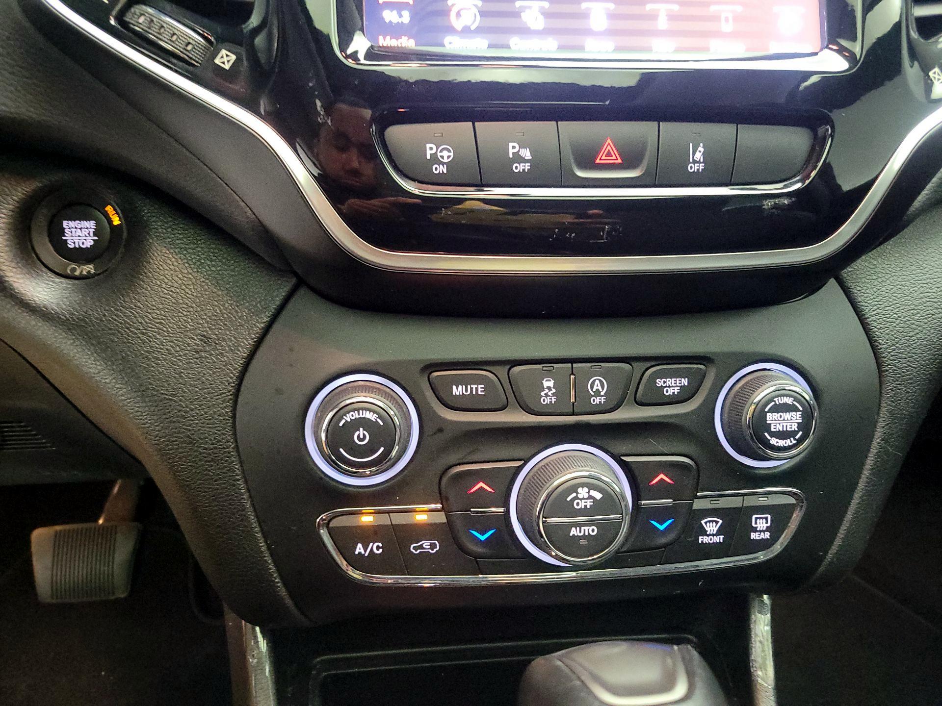 Thumbnail: 2021 Jeep Cherokee - 17