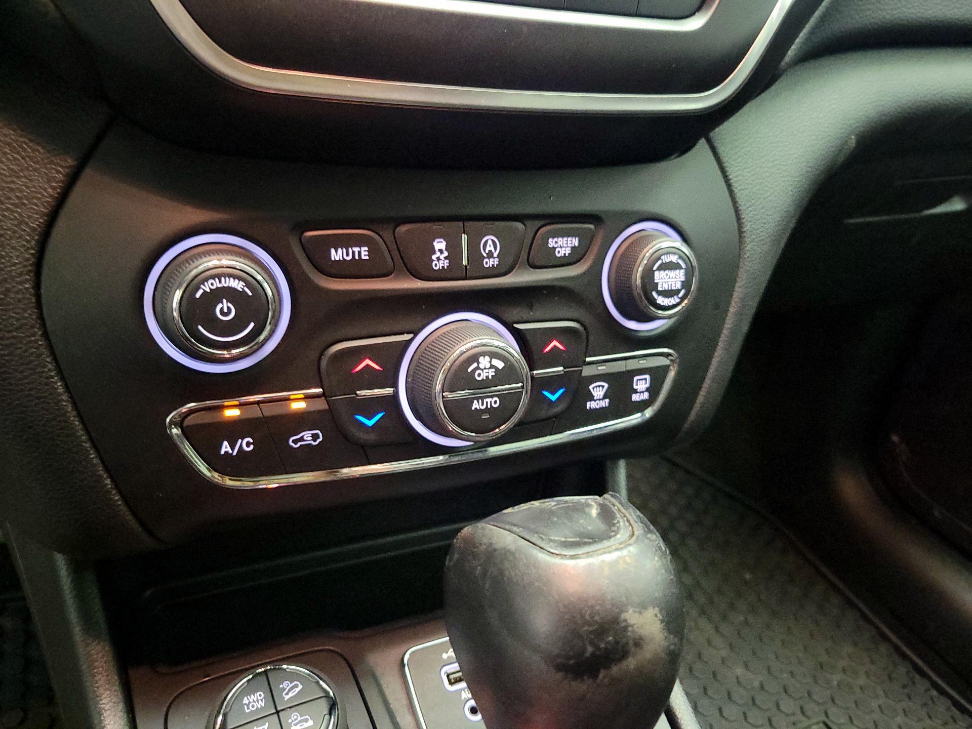 Thumbnail: 2021 Jeep Cherokee - 16